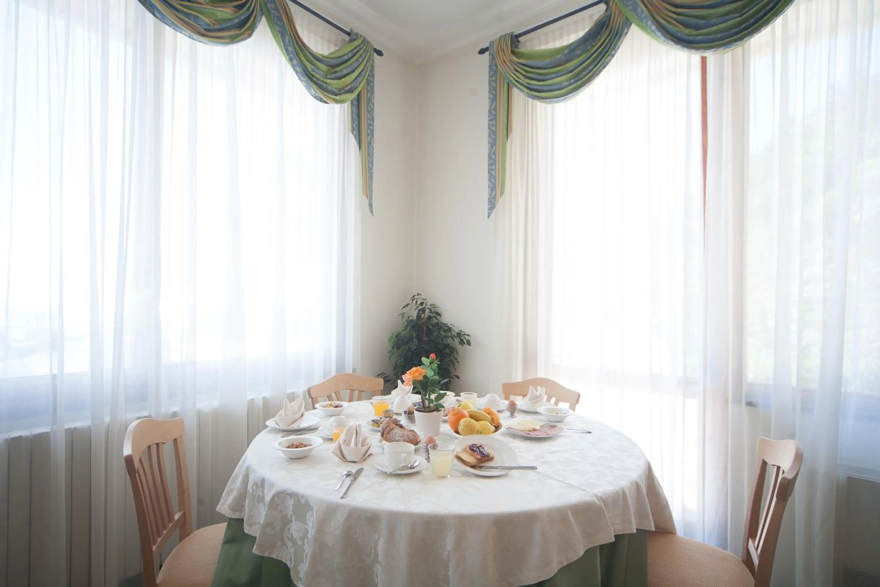 Restaurant/places to eat in Albergo Suisse Bellevue