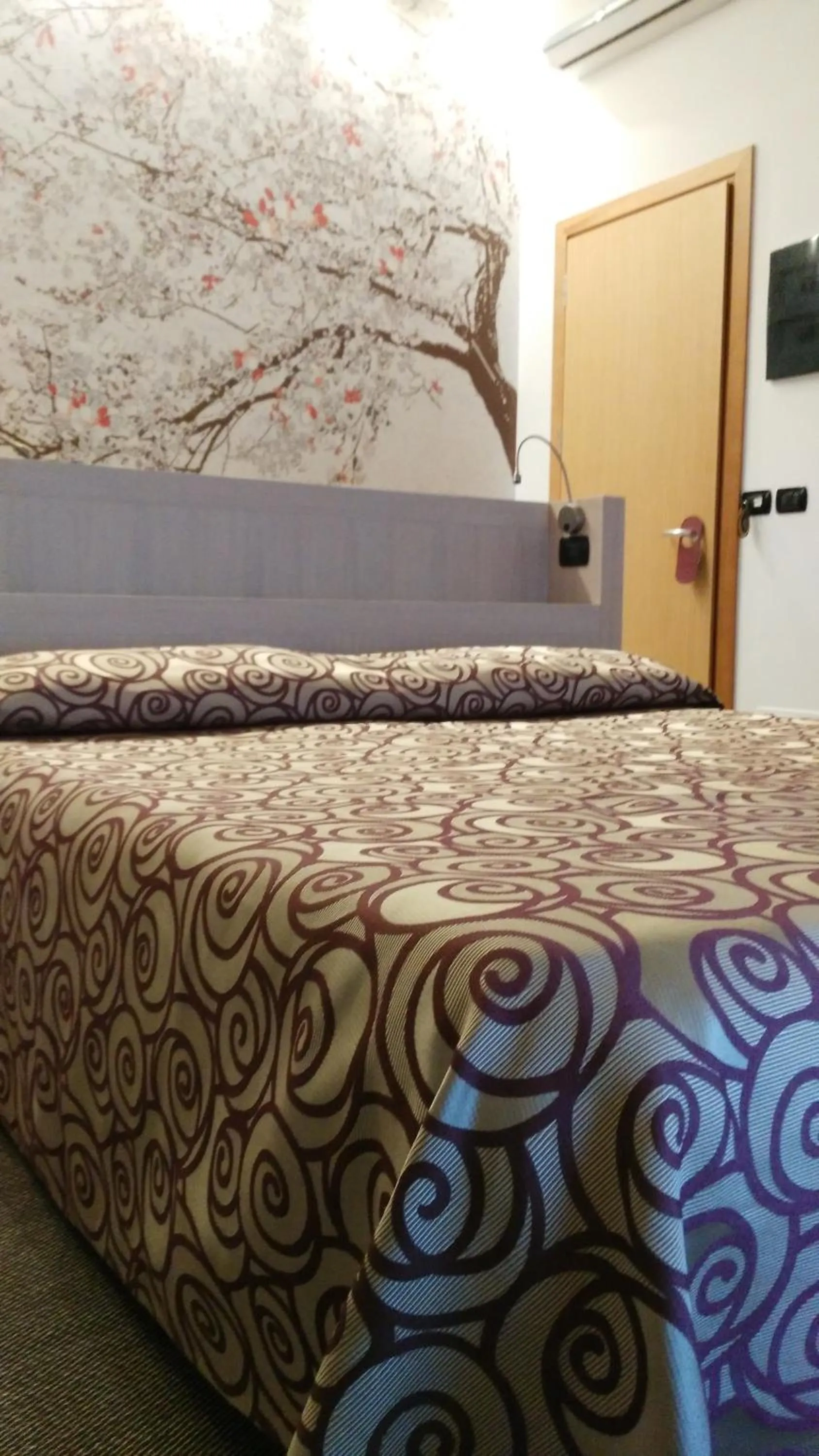 Bed in Albergo Suisse Bellevue