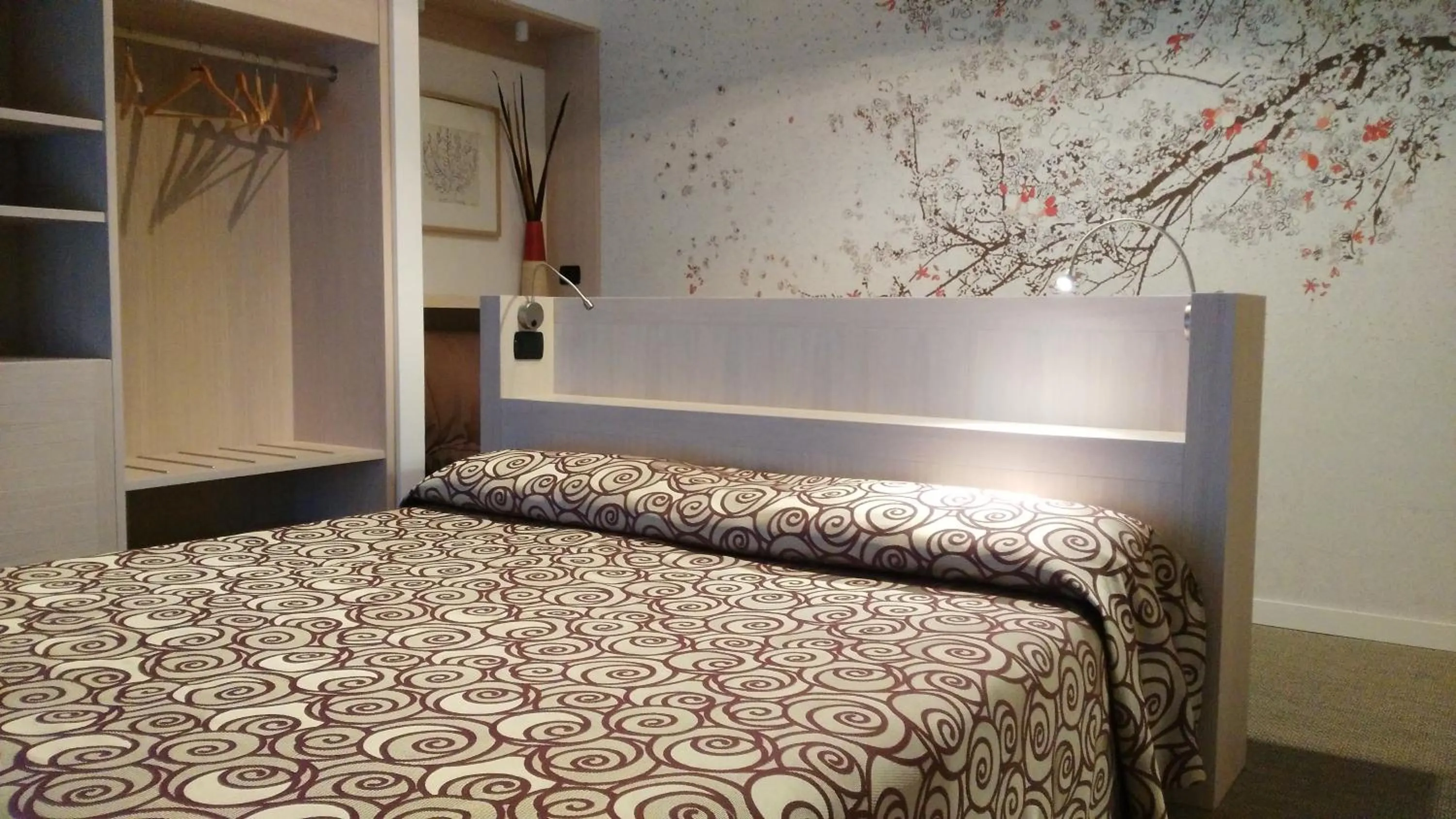 Bed in Albergo Suisse Bellevue