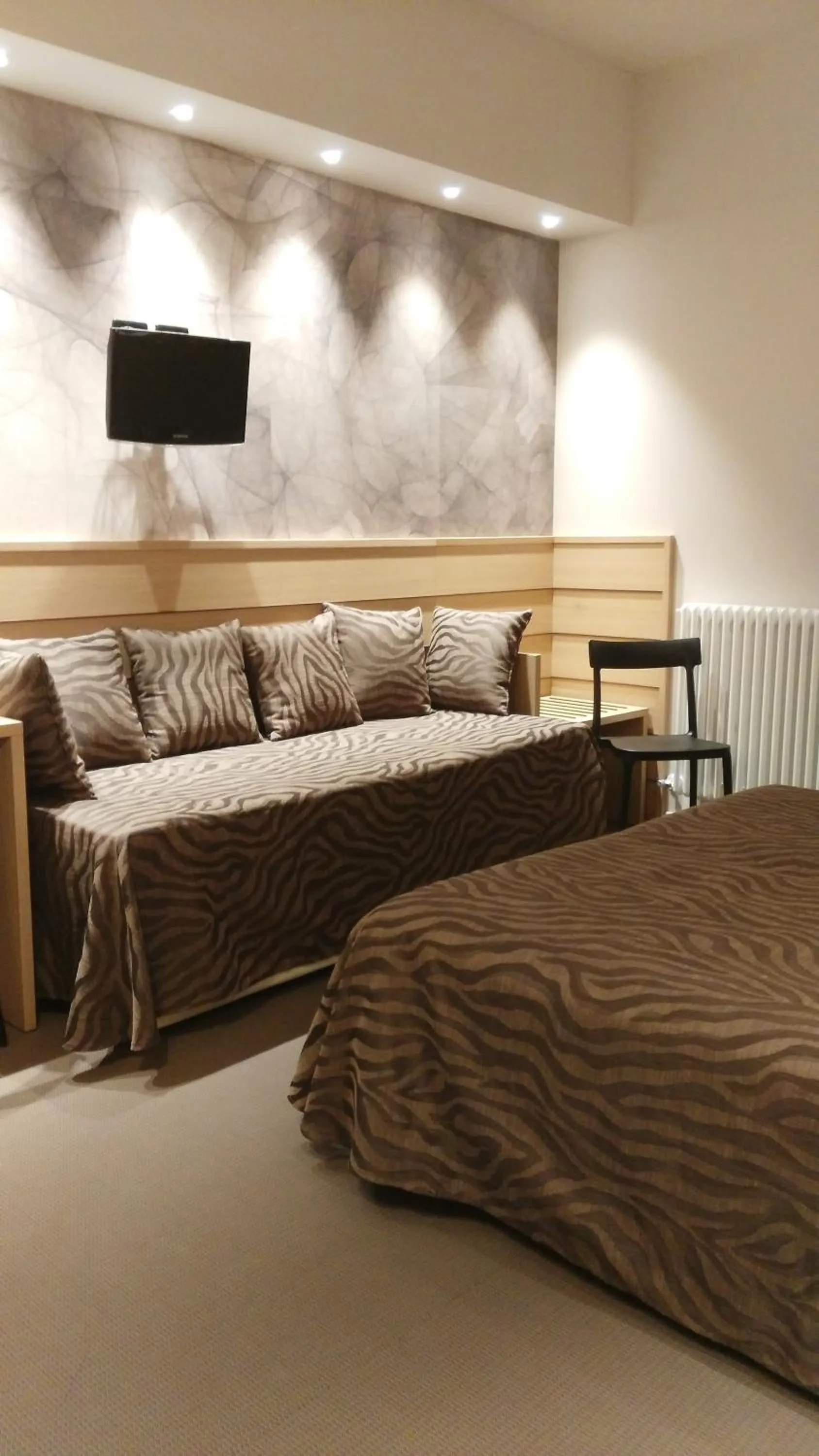 Bed in Albergo Suisse Bellevue