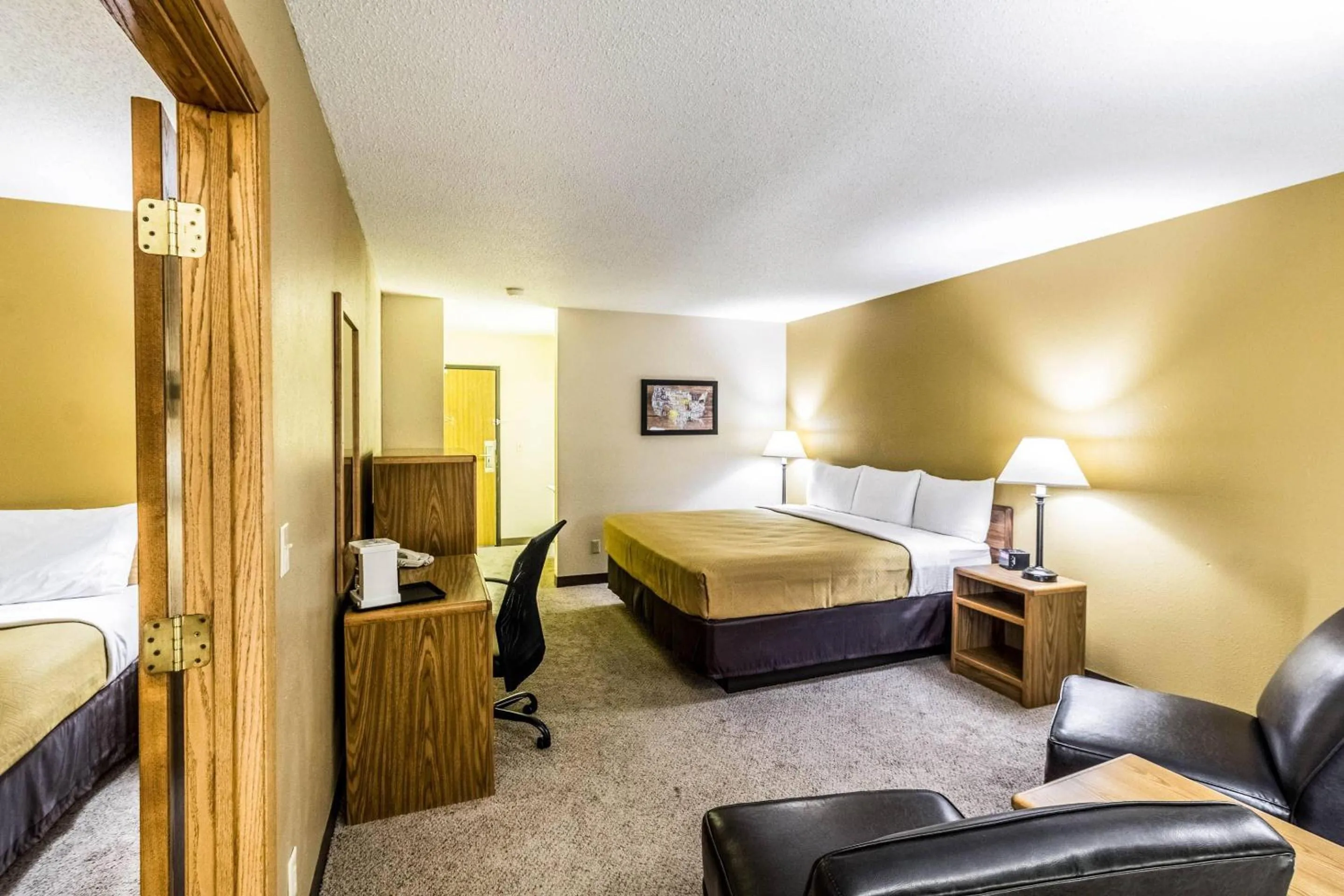 Bedroom, Bed in Econo Lodge - Valley City