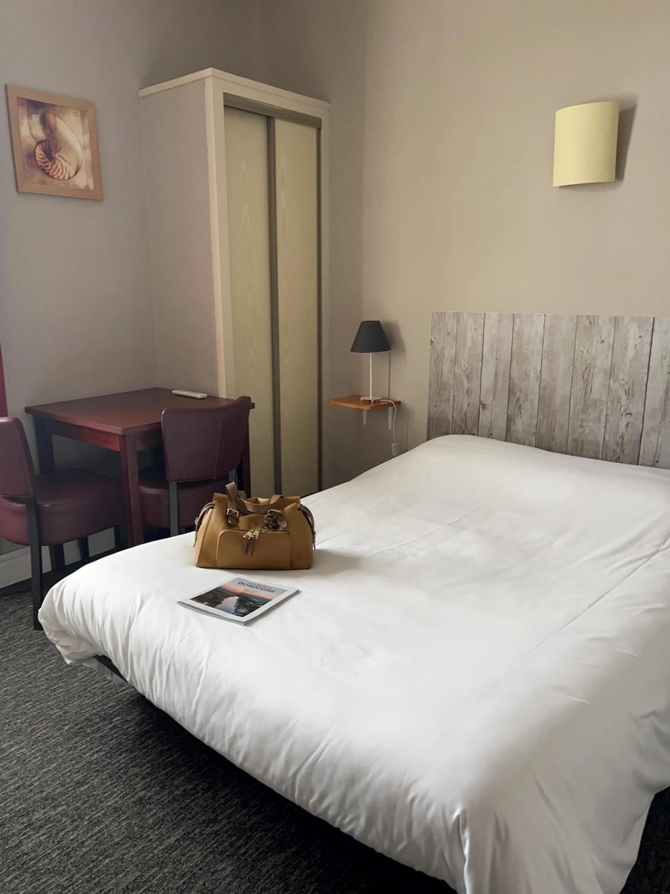 Property building, Bed in Hotel du Lion d'Or