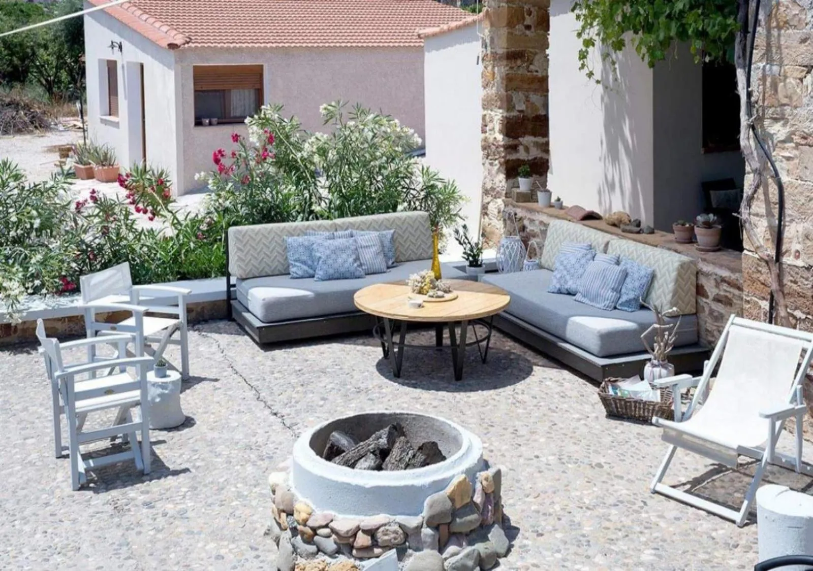 Property building in Voulamandis House