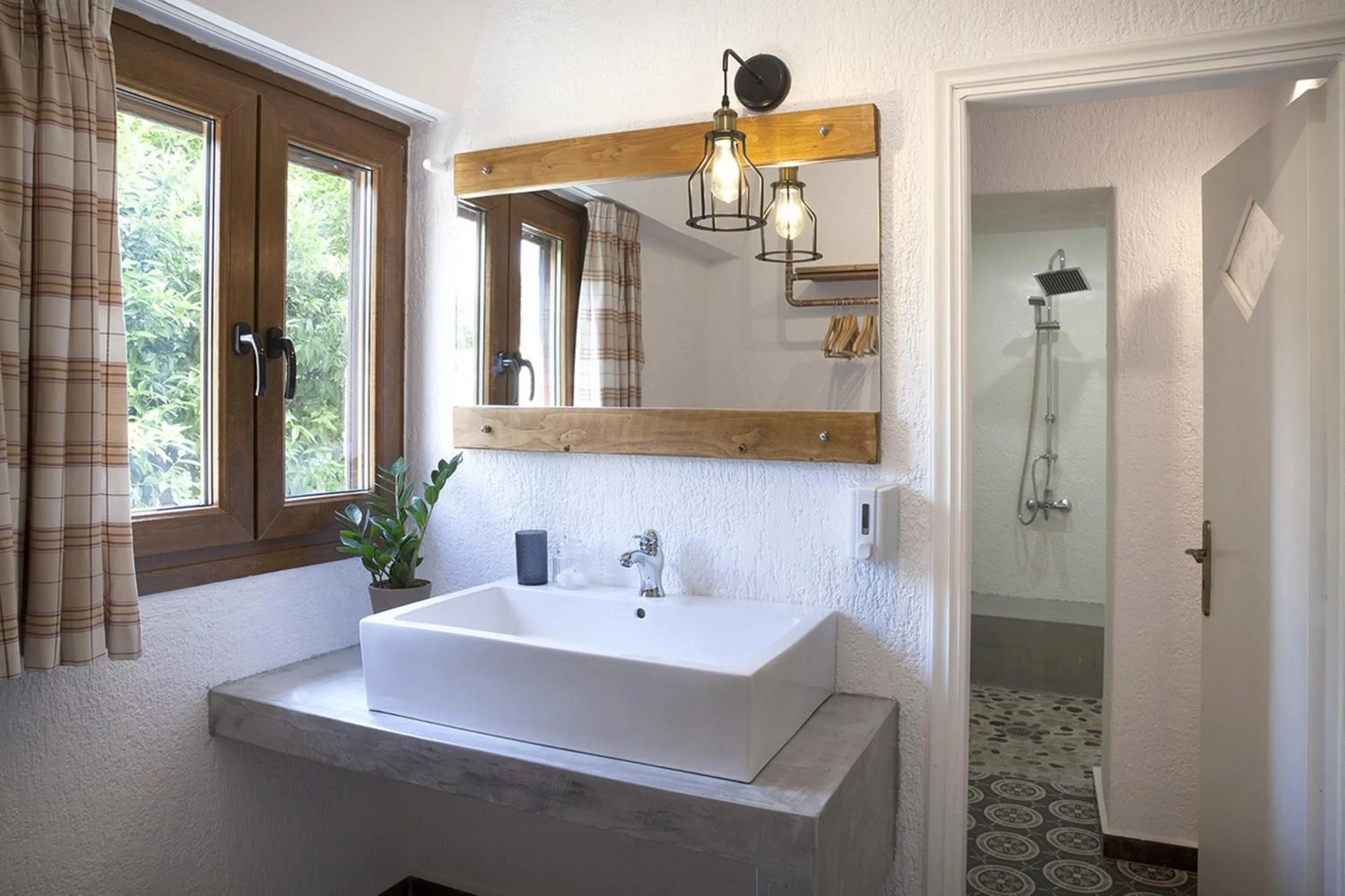 Shower in Voulamandis House