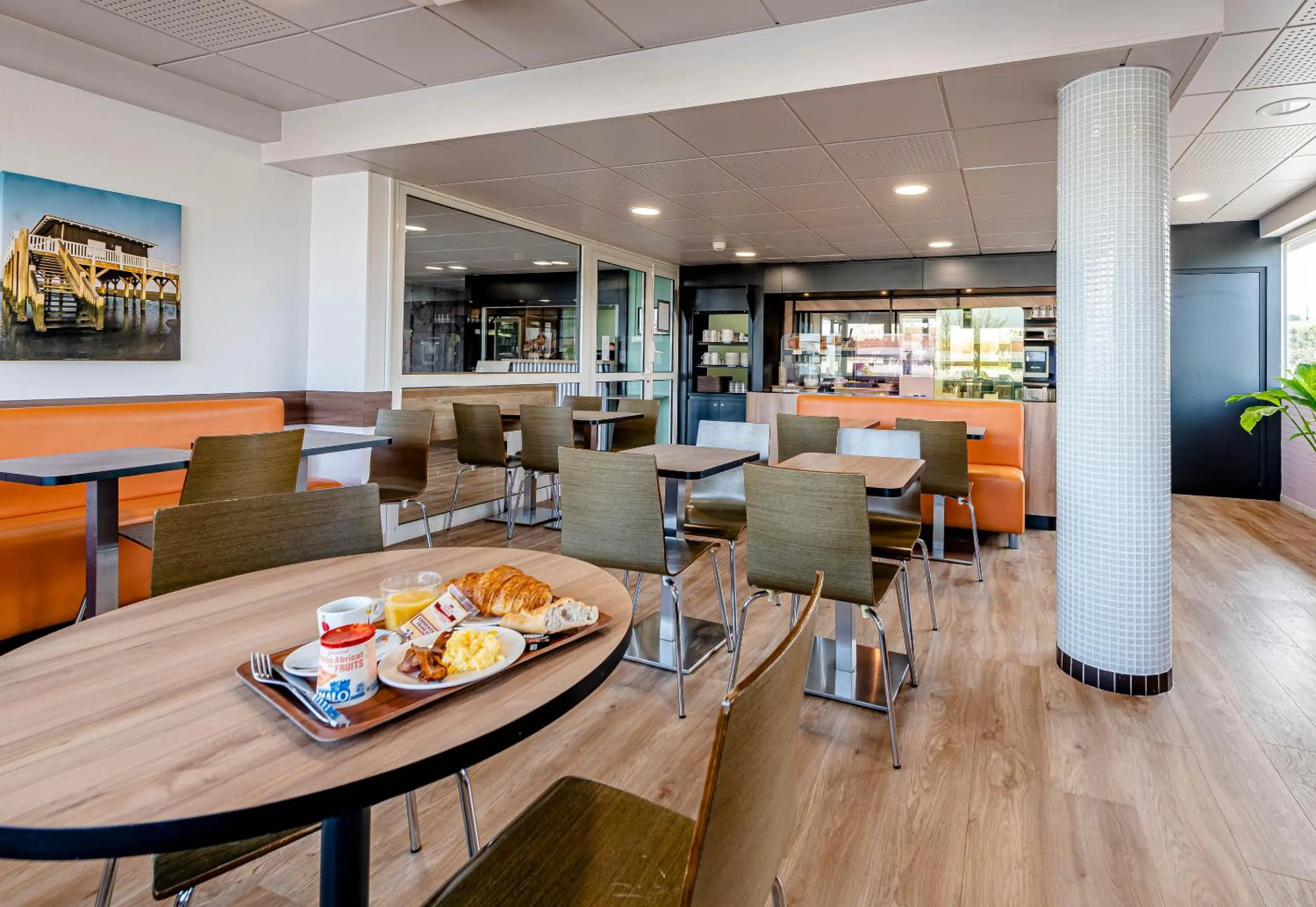 Restaurant/places to eat in B&B HOTEL Bordeaux Talence