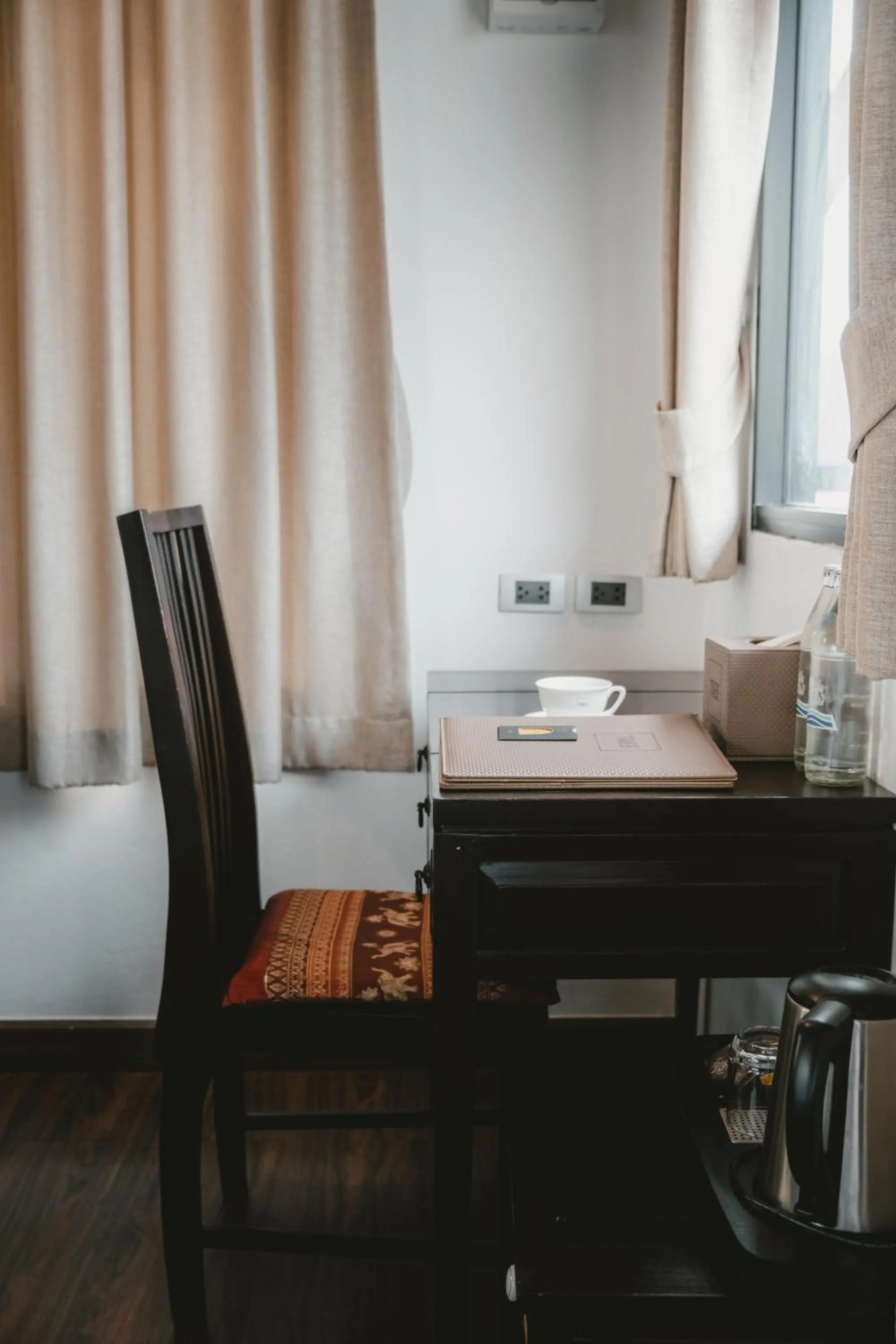 Seating area in THEE Kashatharn by TH District