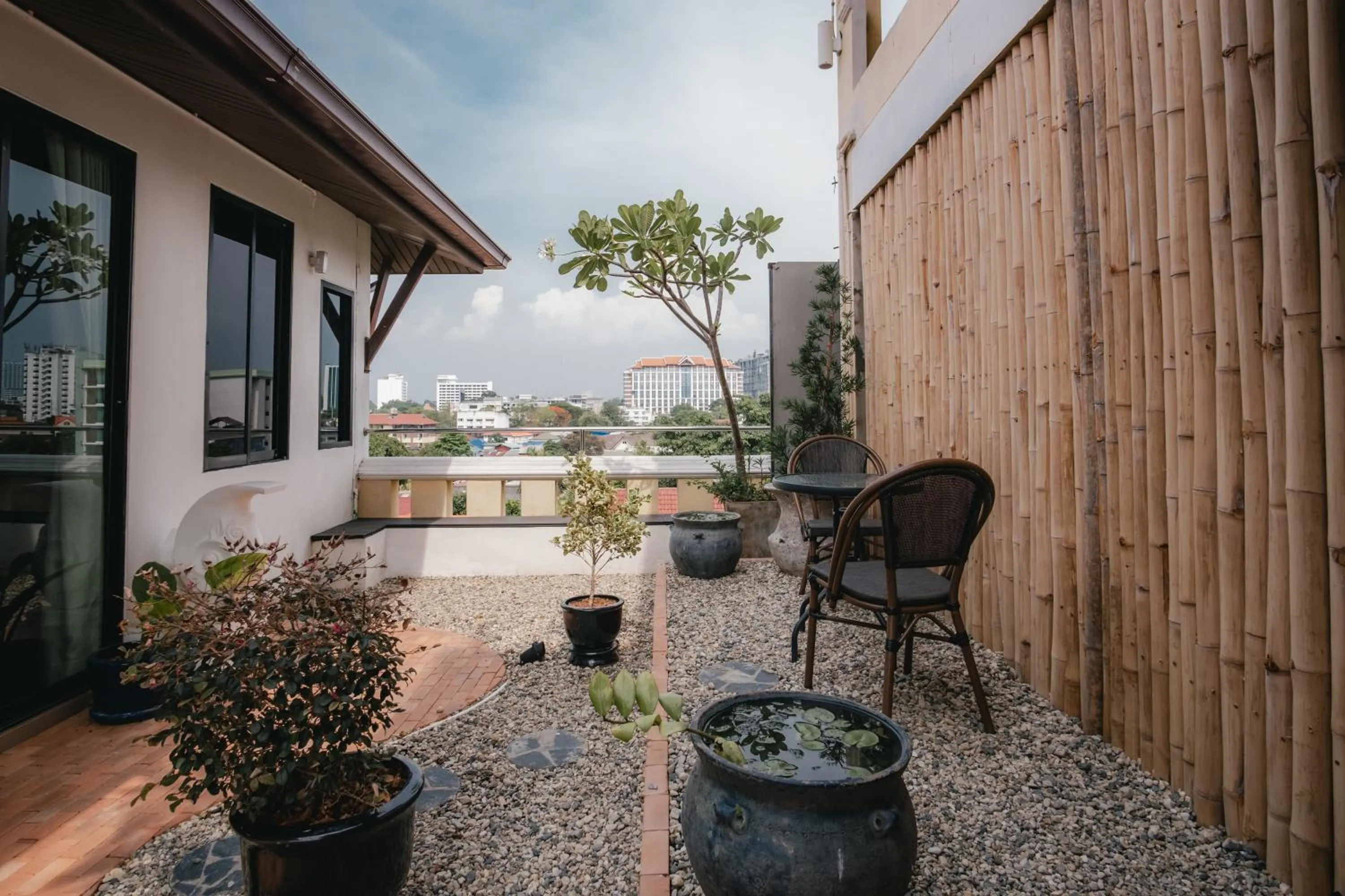 Garden in THEE Kashatharn by TH District