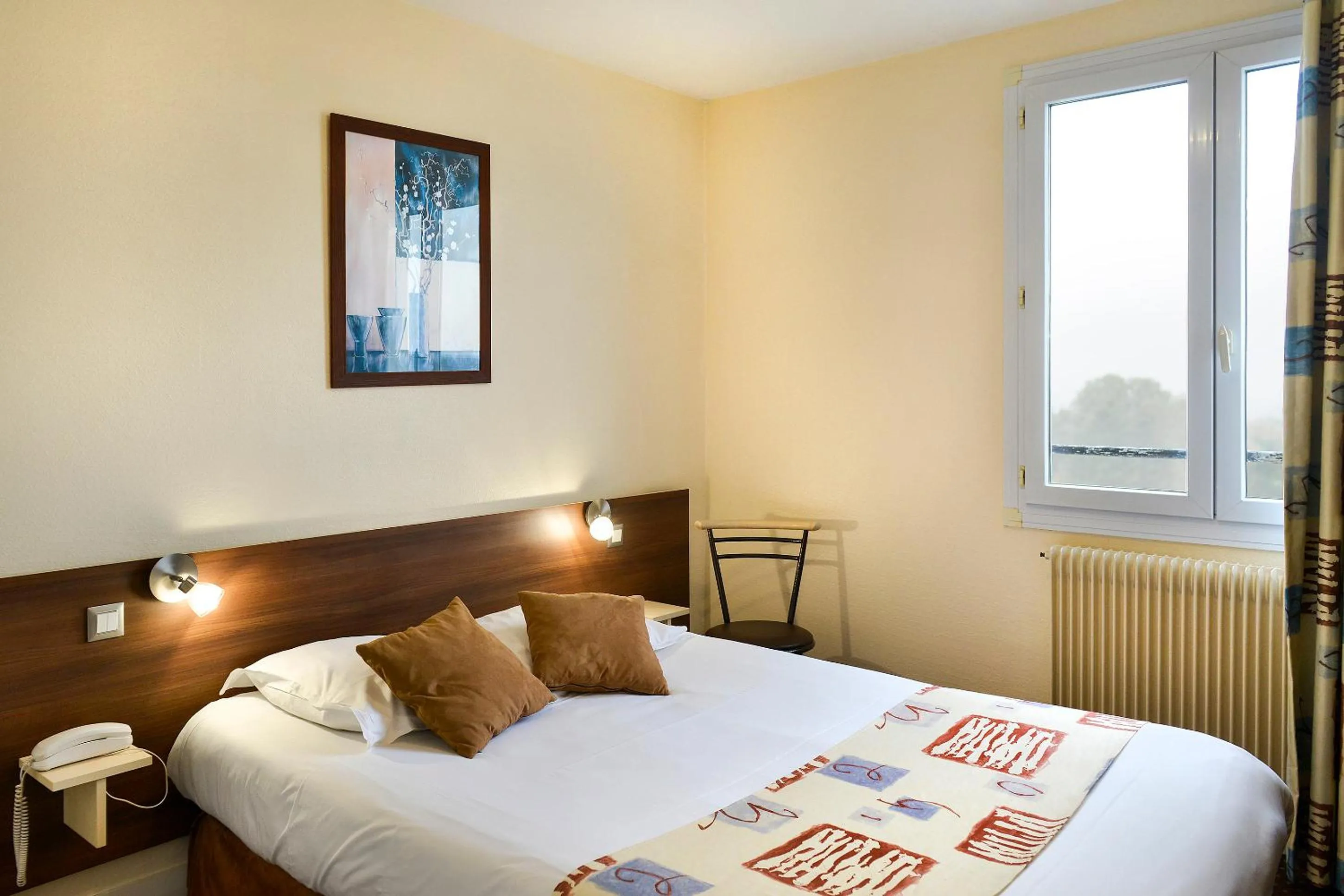 Shower, Bed in Logis Hotel Spa Restaurant Au Site Normand