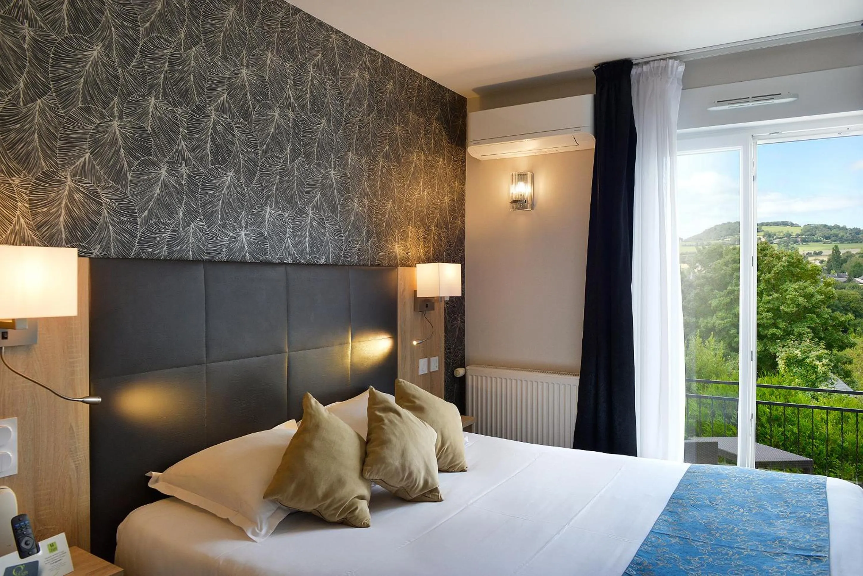 Bed in Logis Hotel Spa Restaurant Au Site Normand