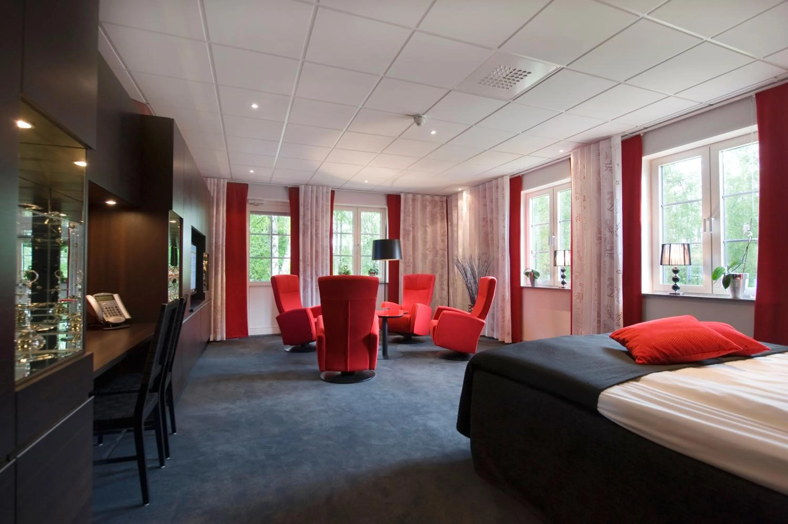 Photo of the whole room in Lumber & Karle