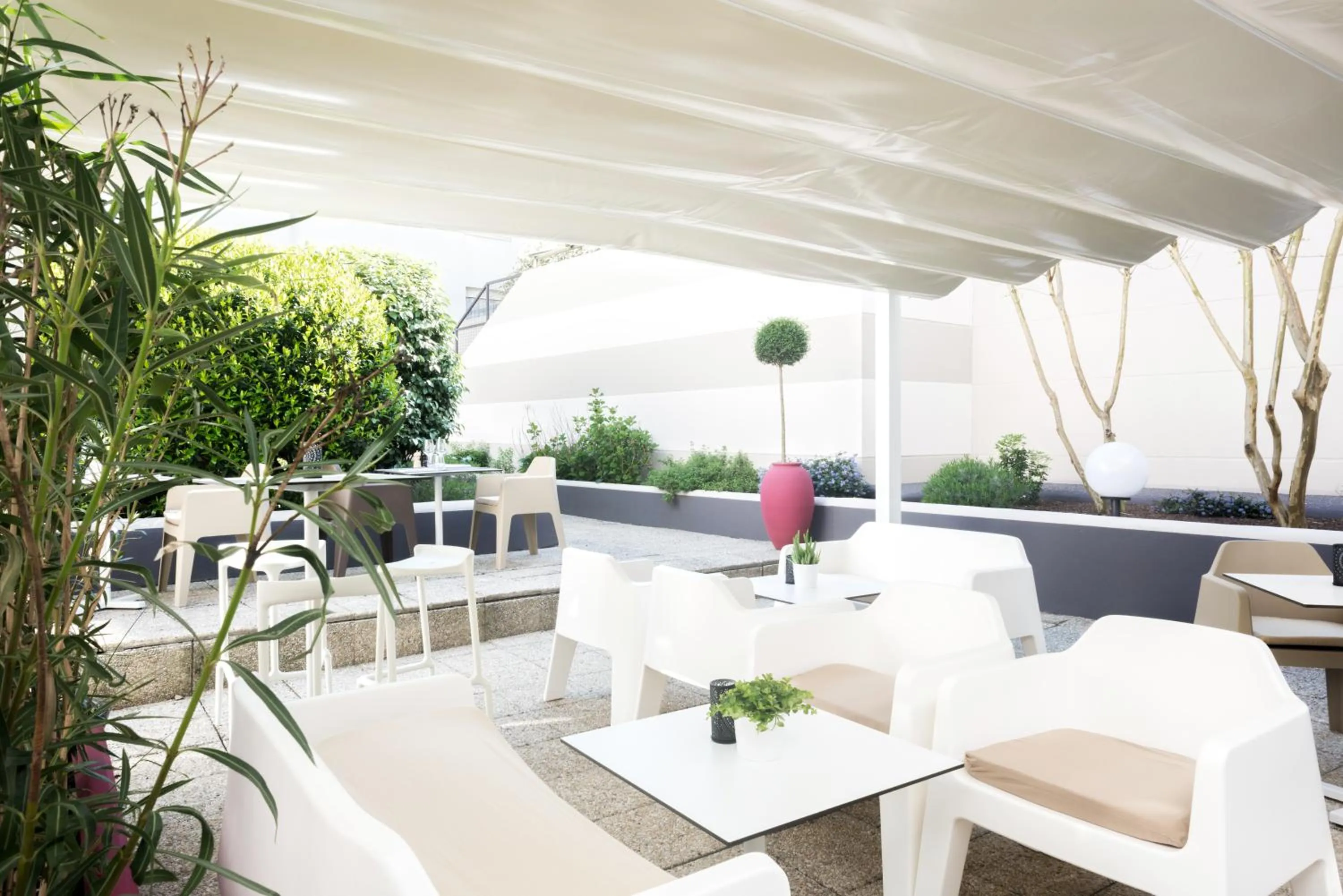 Patio in Novotel Bordeaux Centre Gare Saint Jean