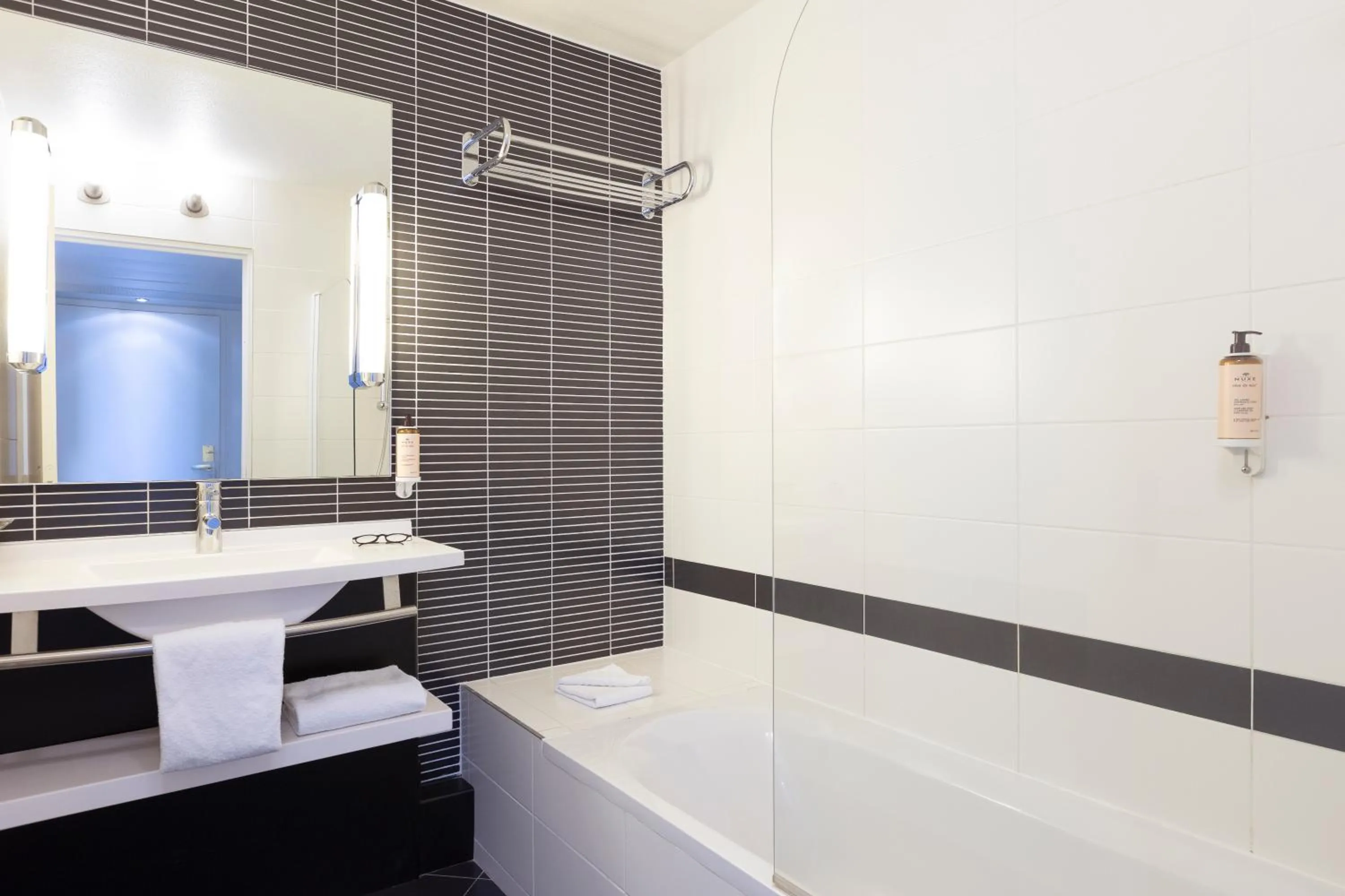 Bathroom in Novotel Bordeaux Centre Gare Saint Jean