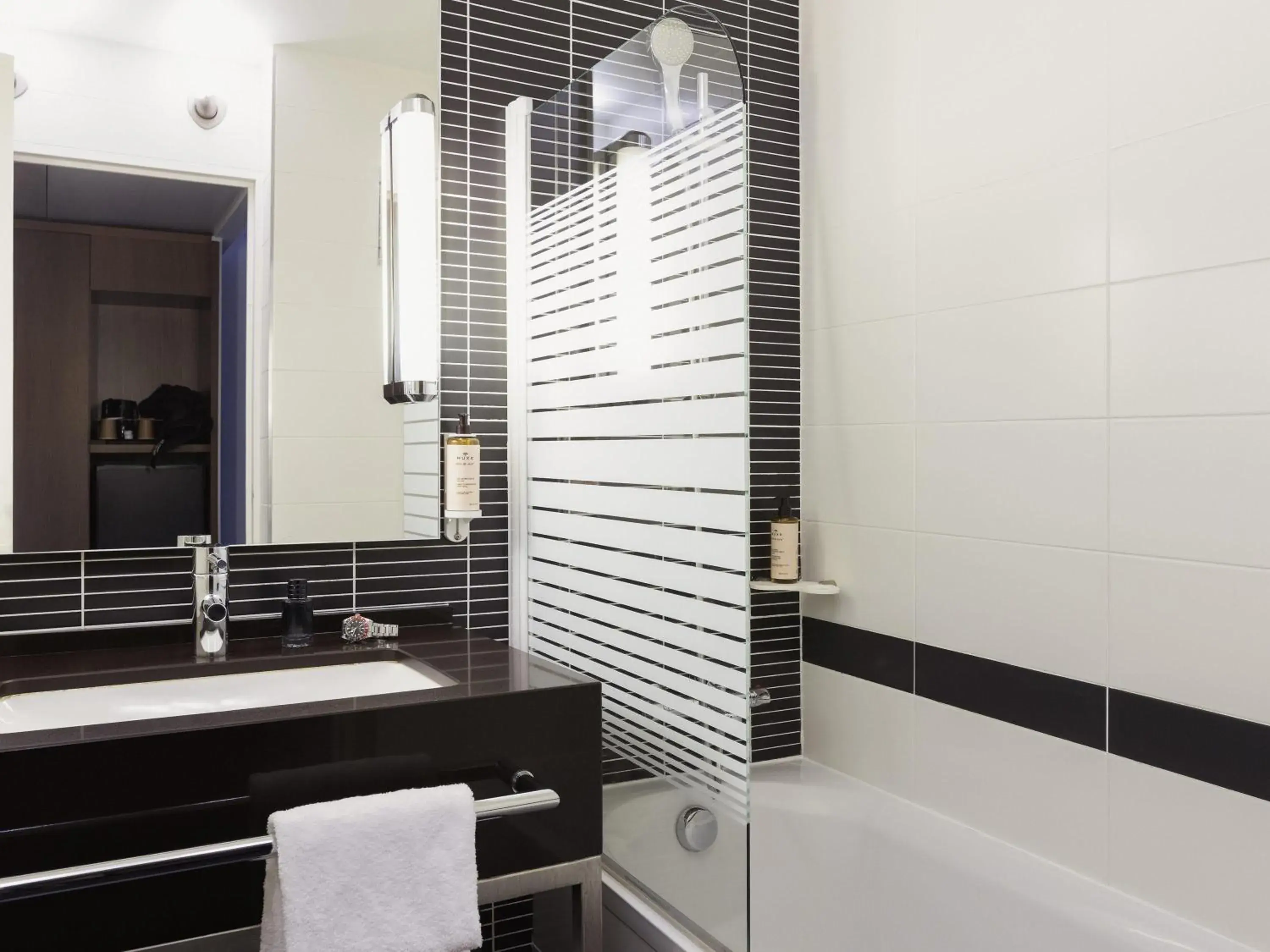 Superior Room with One Double Bed and Sofa in Novotel Bordeaux Centre Gare Saint Jean Superior Room with One Double Bed and Sofa in Novotel Bordeaux Centre Gare Saint Jean