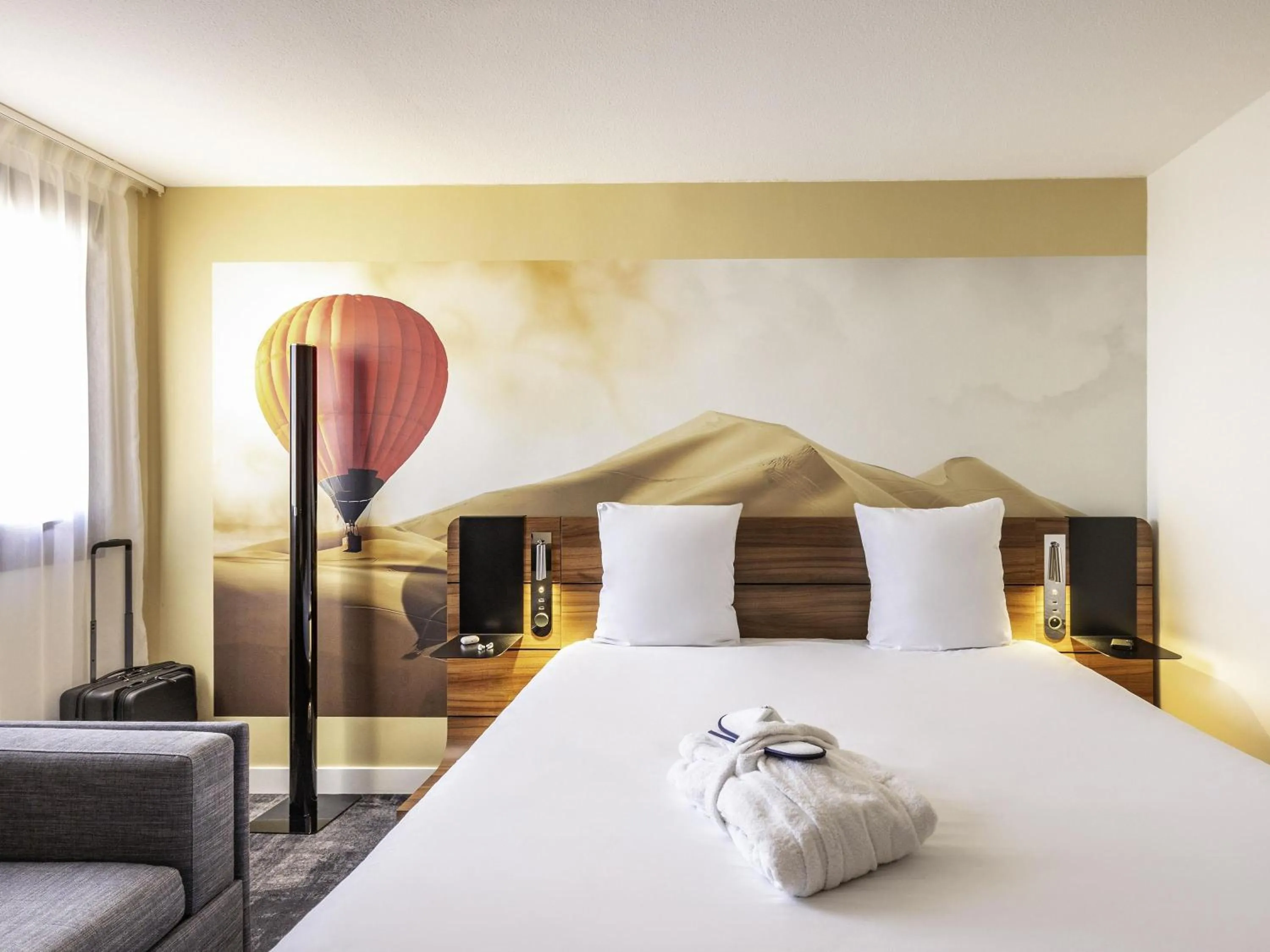 Bedroom, Bed in Novotel Bordeaux Centre Gare Saint Jean