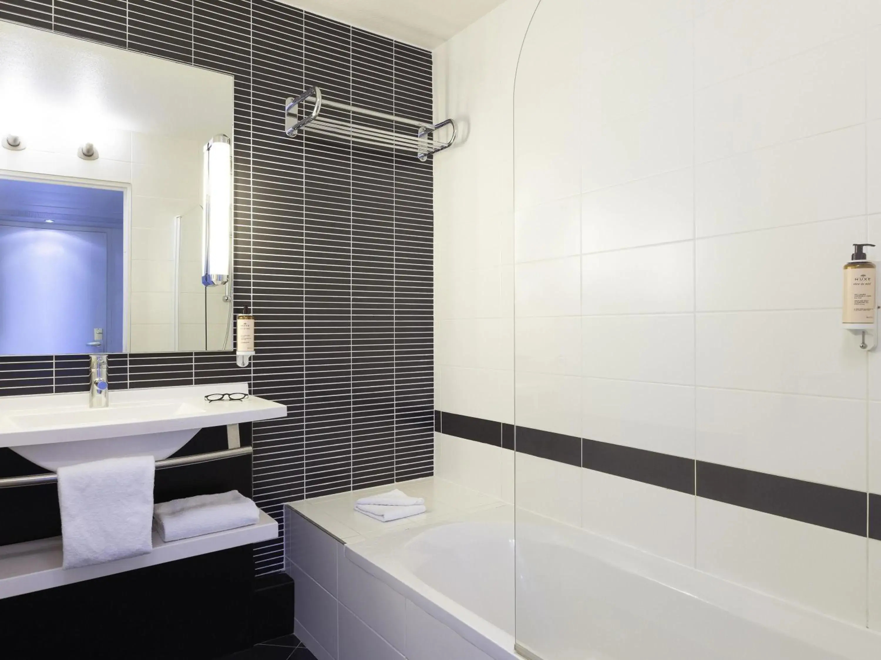 Classic Double Room with Sofa Bed in Novotel Bordeaux Centre Gare Saint Jean Classic Double Room with Sofa Bed in Novotel Bordeaux Centre Gare Saint Jean