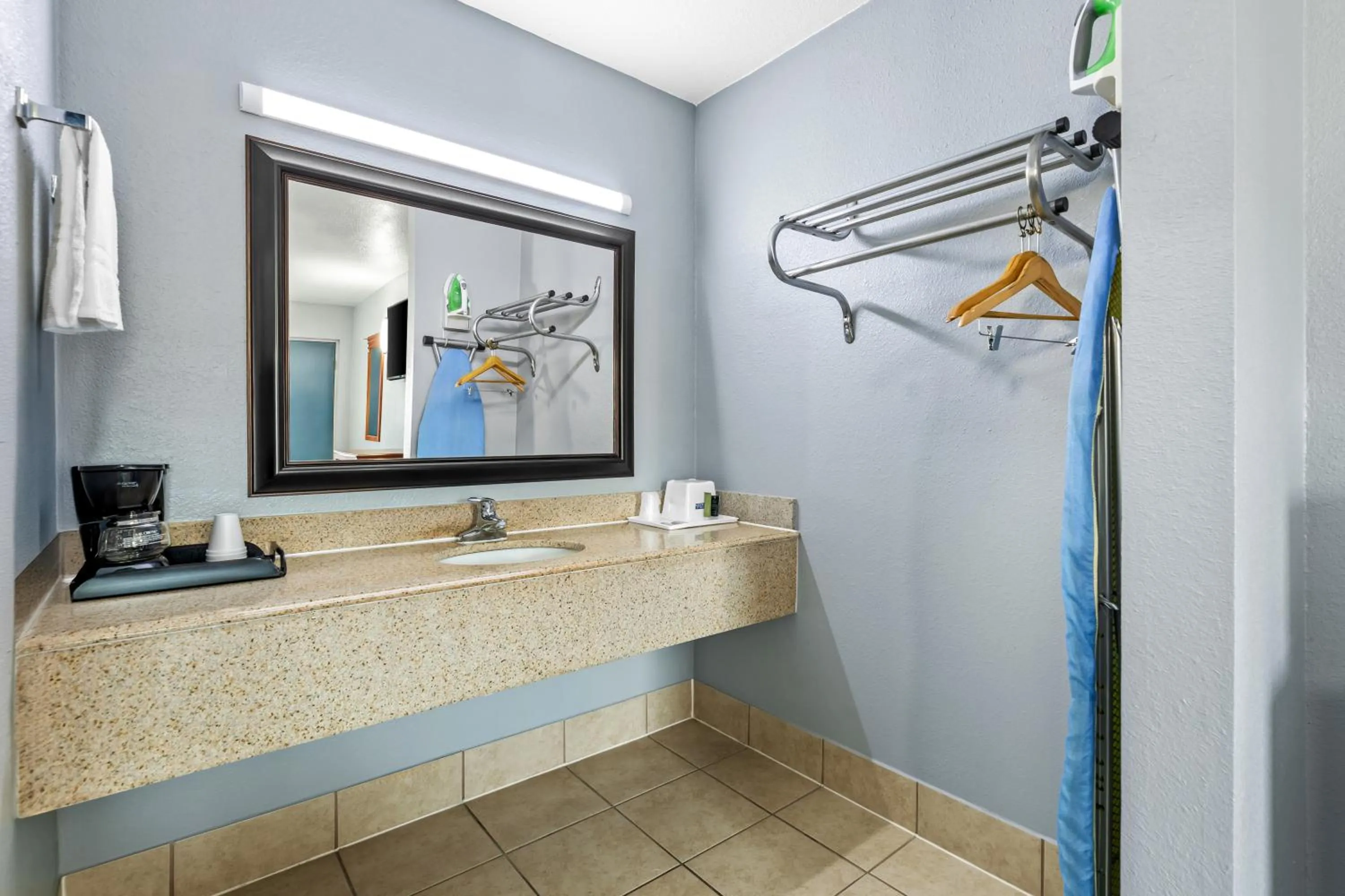 Shower in Americas Best Value Inn-Indianola
