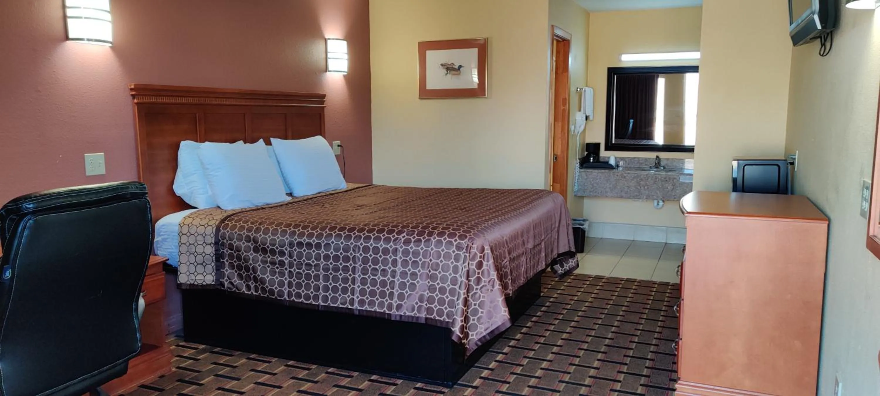 Bed in Americas Best Value Inn-Indianola