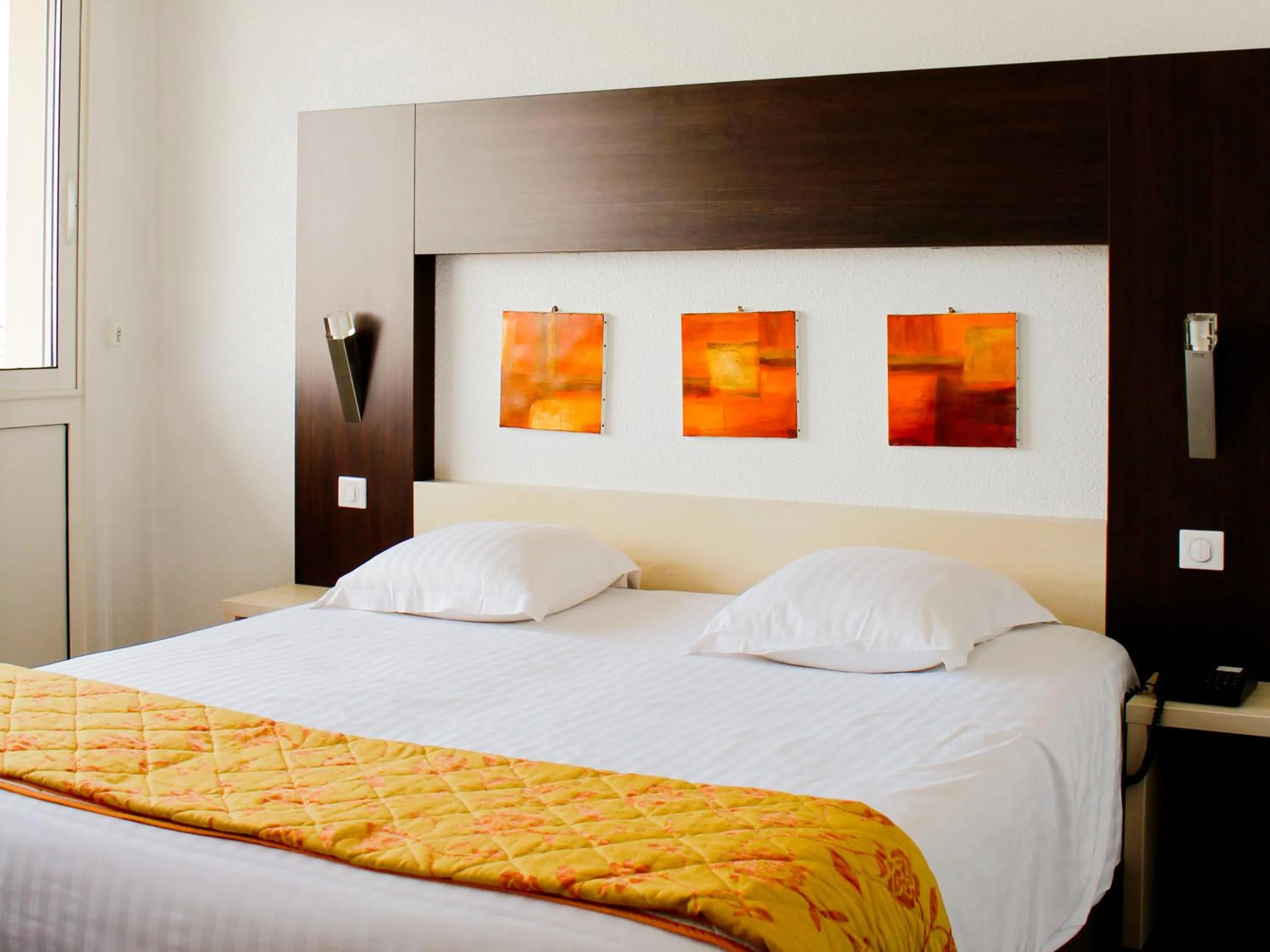 Bed in Hôtel Windsor Contact Hôtel