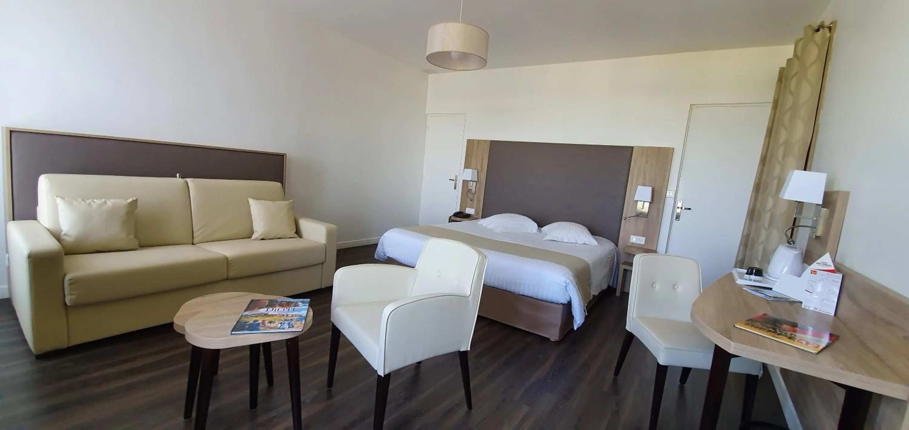 Bed in Hôtel Windsor Contact Hôtel