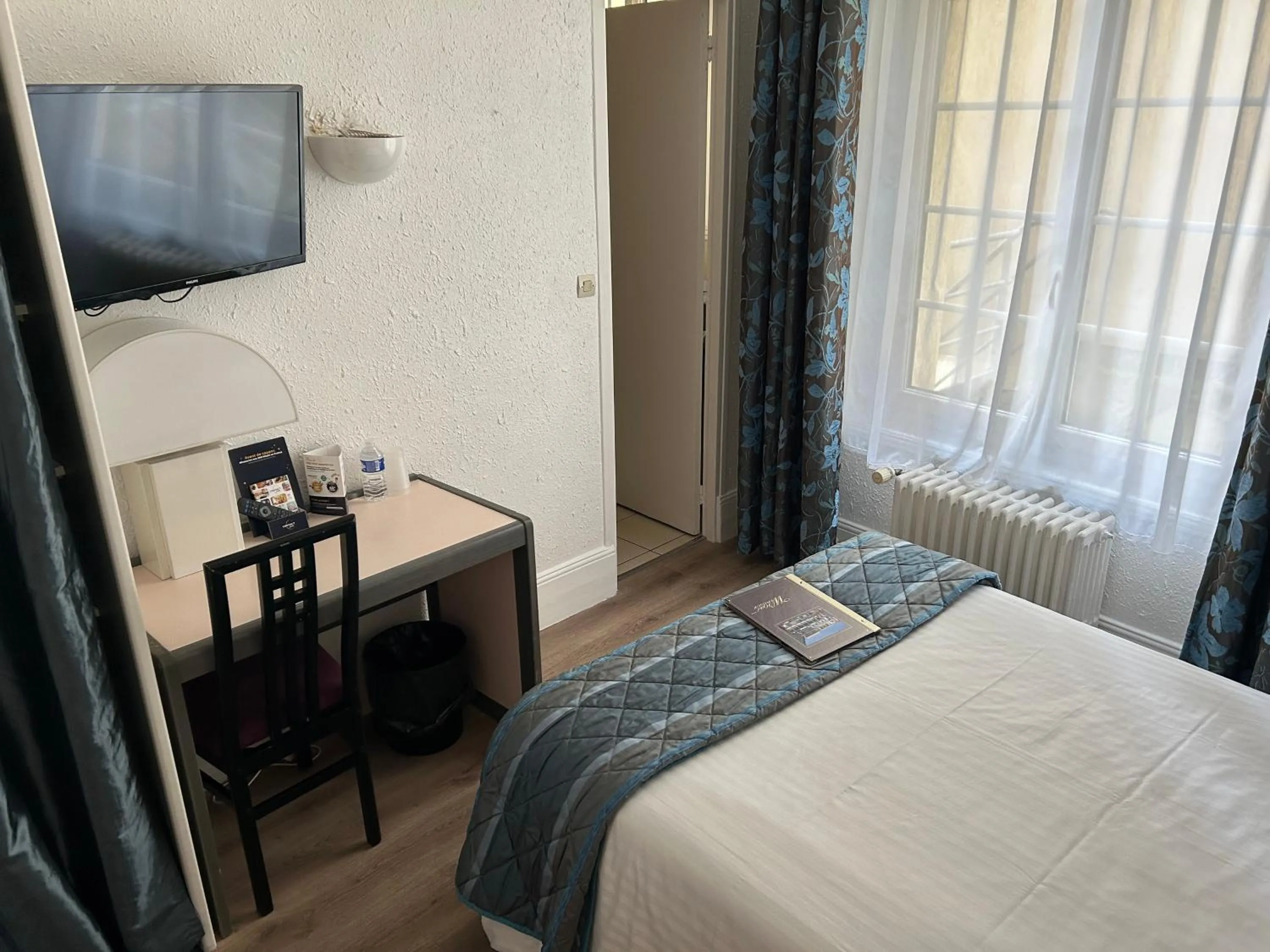 Bed in Hôtel Windsor Contact Hôtel