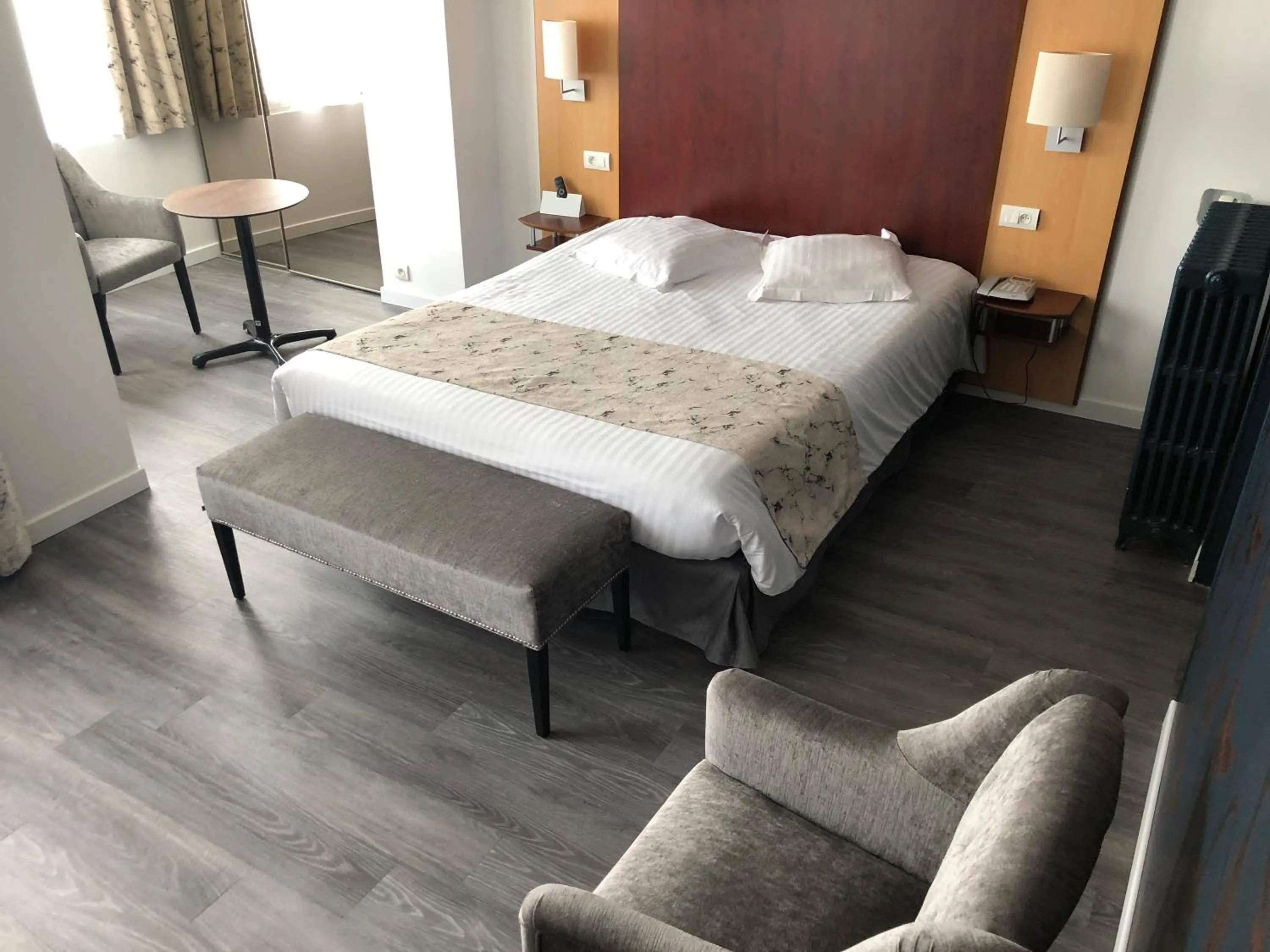 Bed in Hôtel Windsor Contact Hôtel