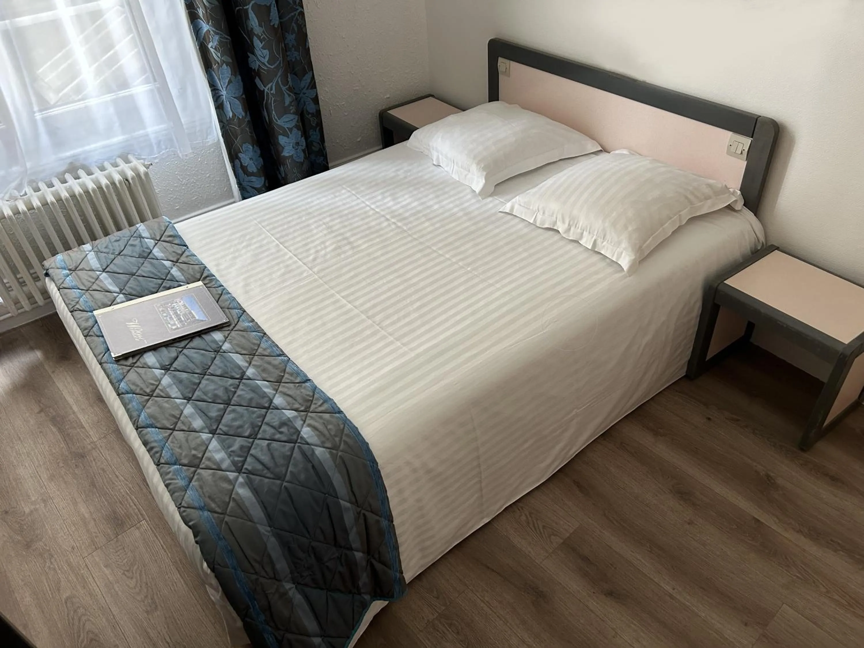 Bed in Hôtel Windsor Contact Hôtel