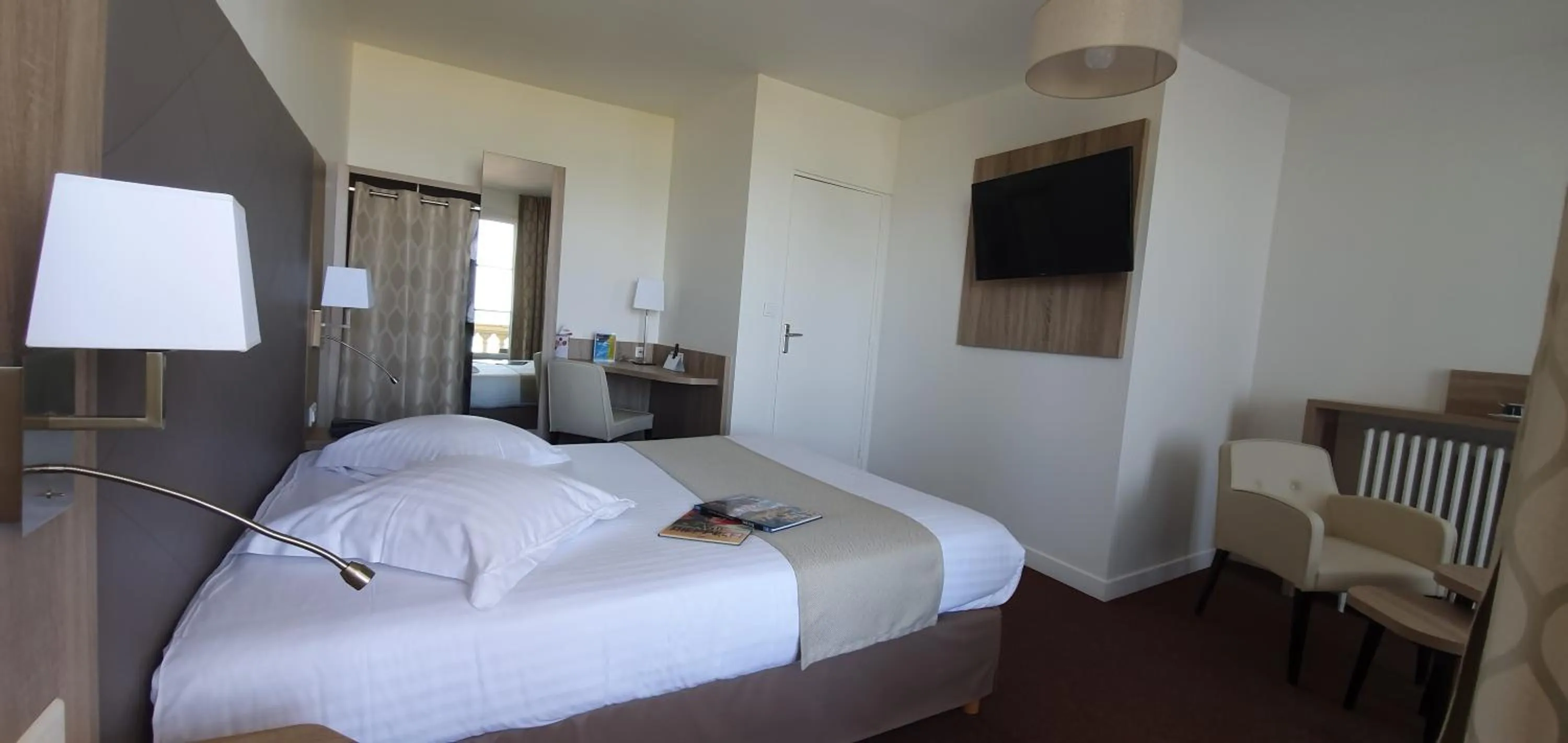 Photo of the whole room, Bed in Hôtel Windsor Contact Hôtel