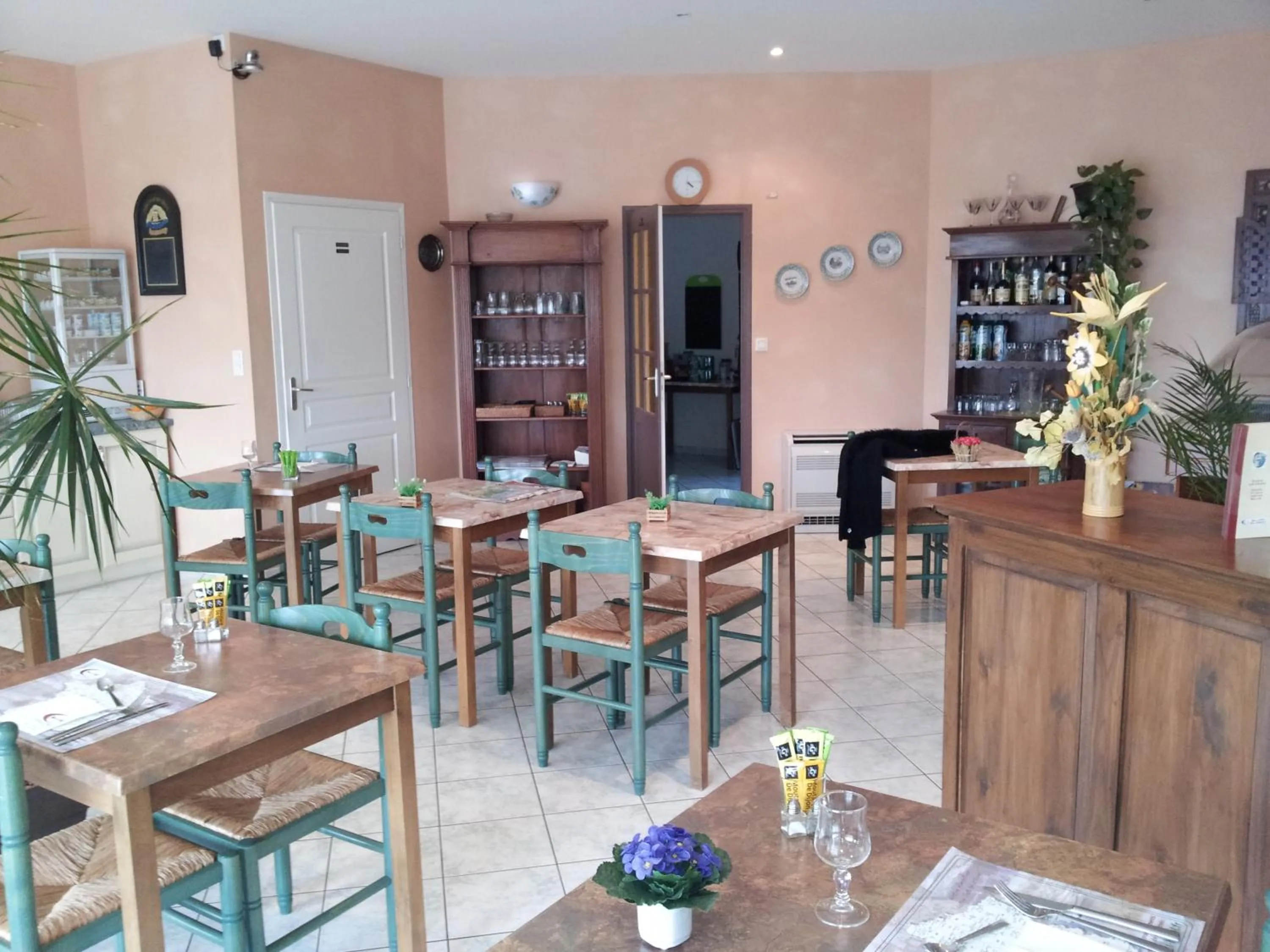 Communal lounge/ TV room in Tour Hôtel