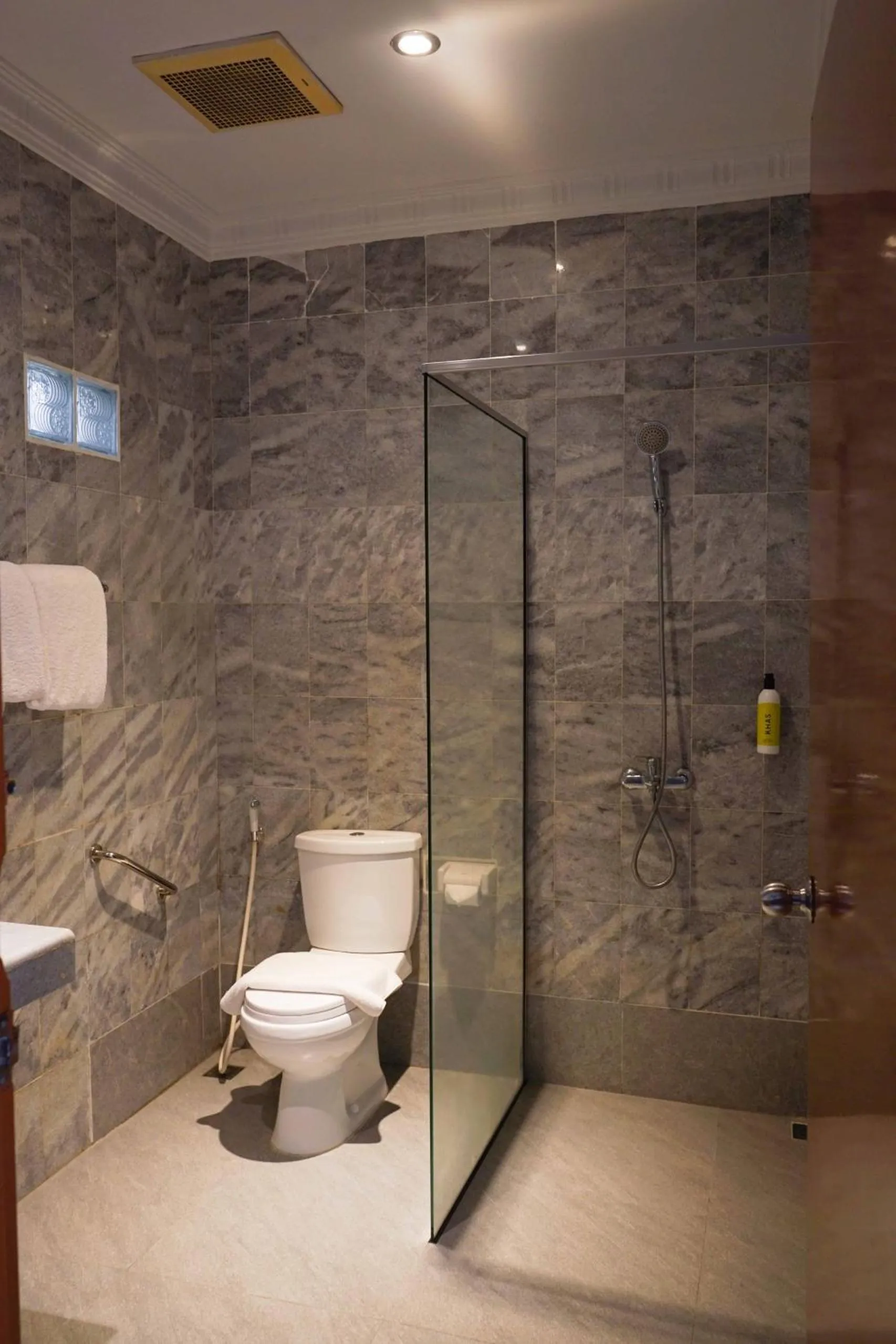 Shower in Khas Parapat