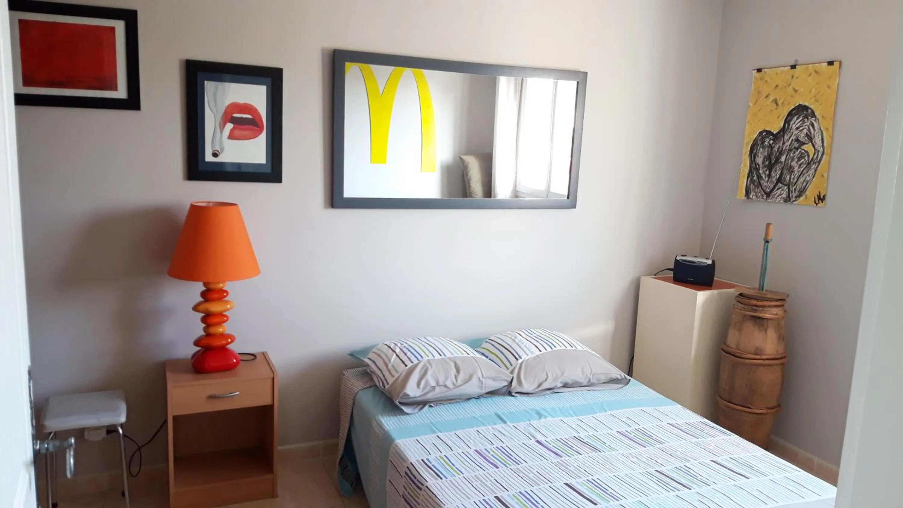 Photo of the whole room, Bed in Chez Patrick Roujan