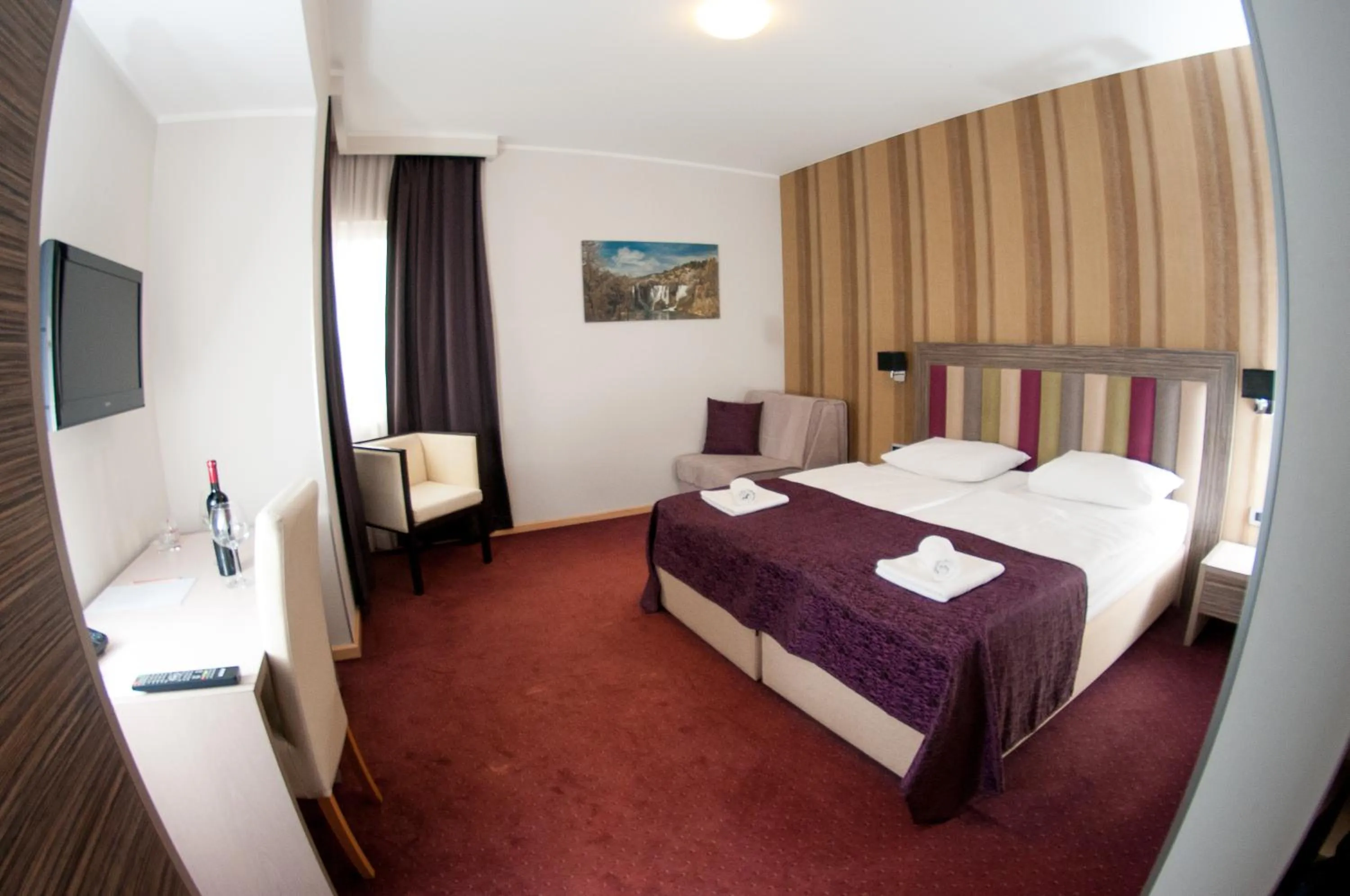 Shower, Bed in Hotel Brotnjo