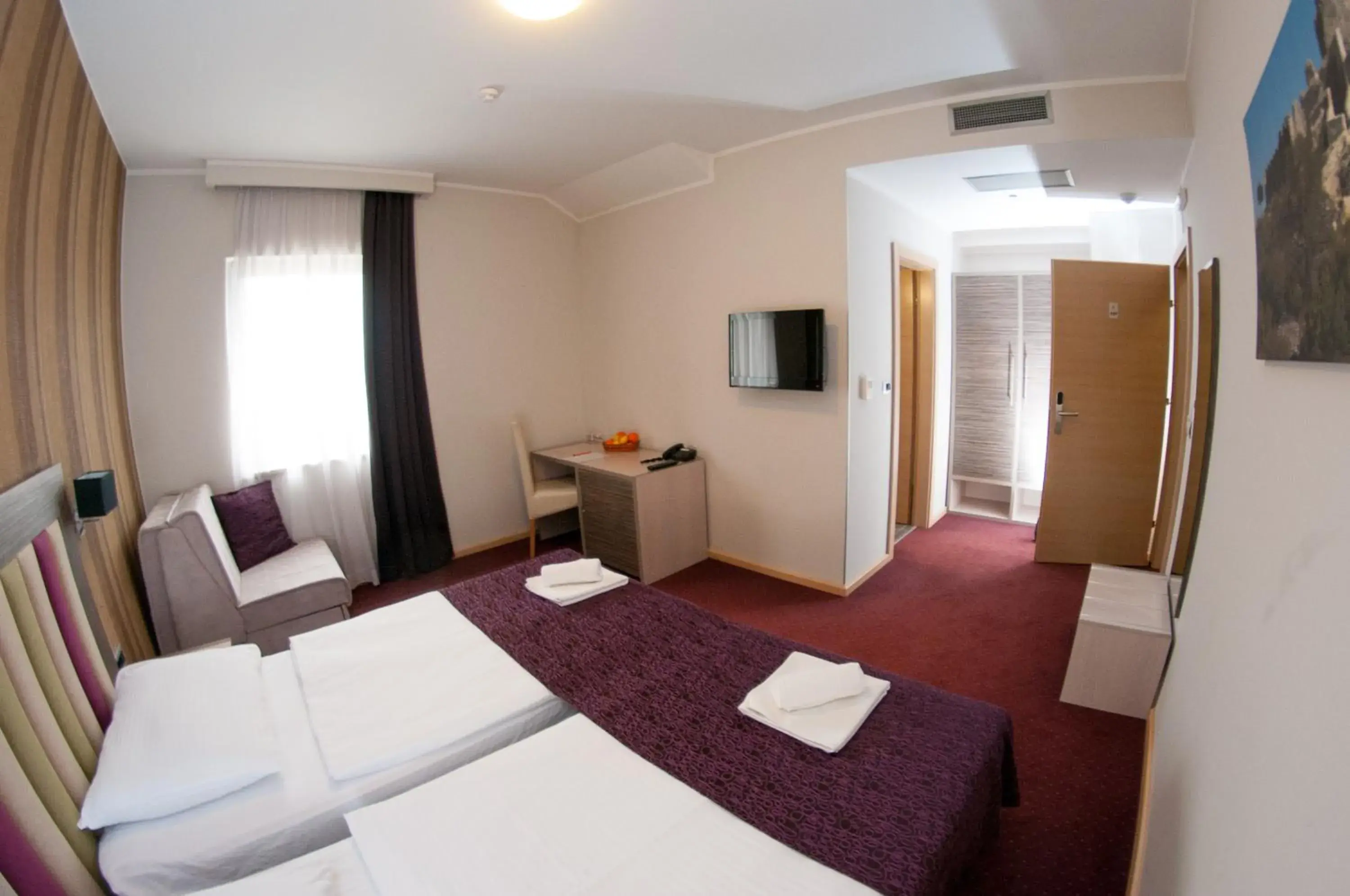 Shower, Bed in Hotel Brotnjo Shower, Bed in Hotel Brotnjo