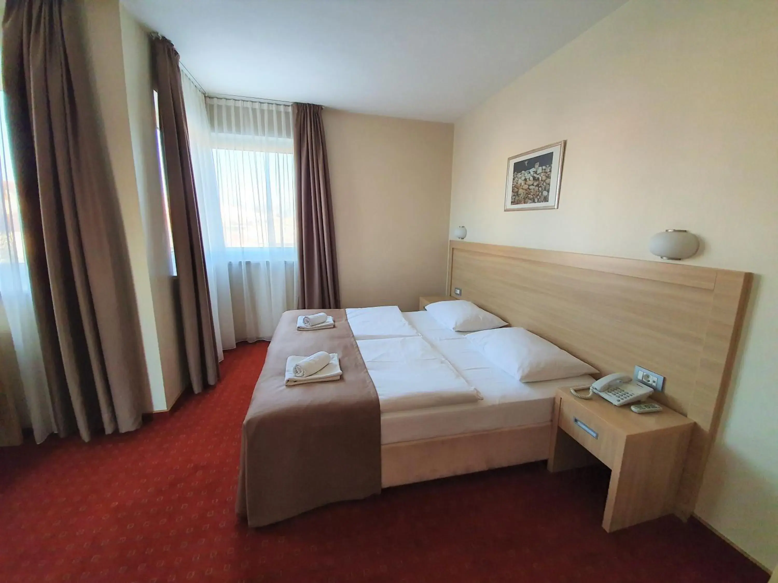 Shower, Bed in Hotel Brotnjo Shower, Bed in Hotel Brotnjo