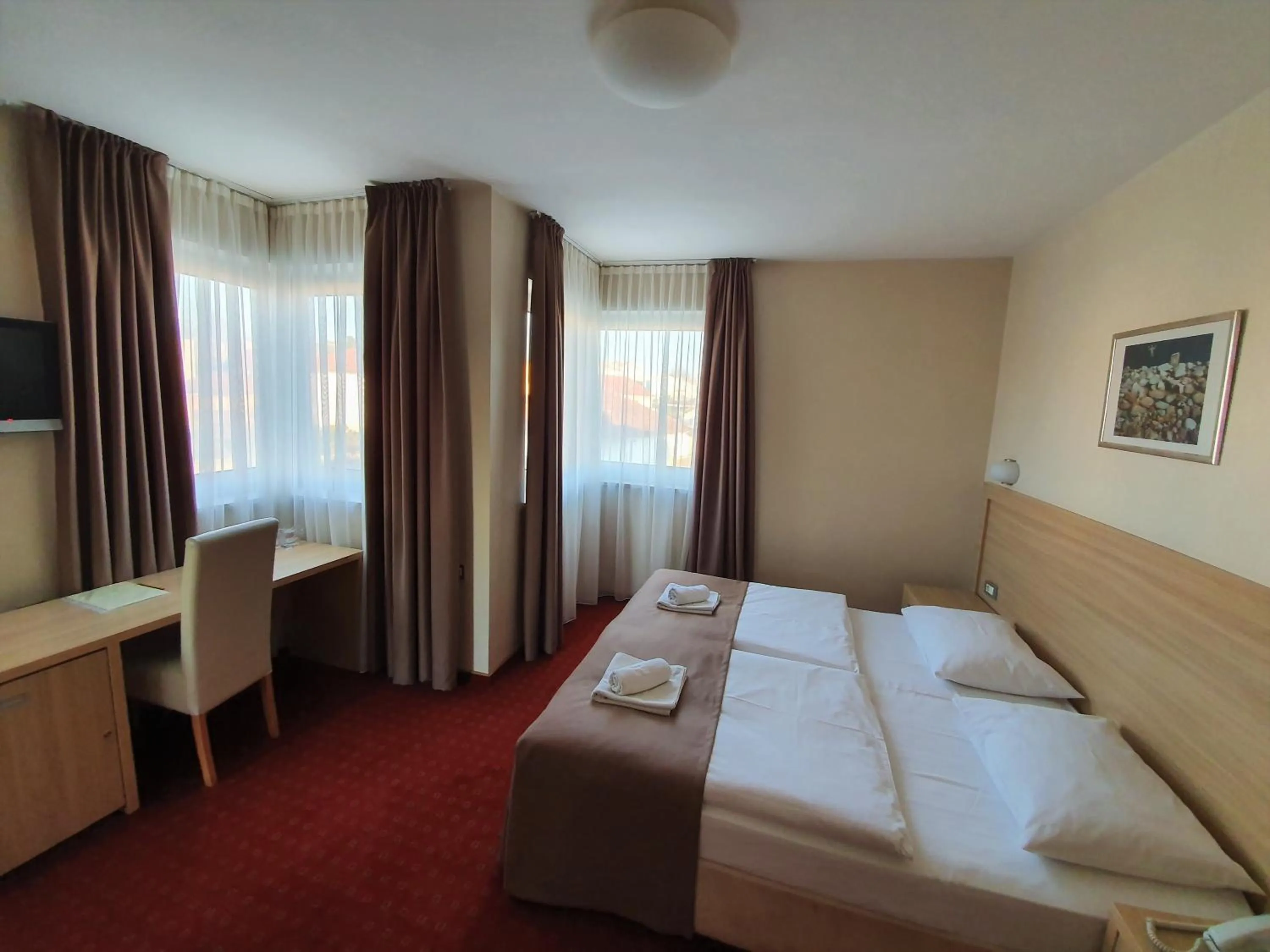 Shower, Bed in Hotel Brotnjo