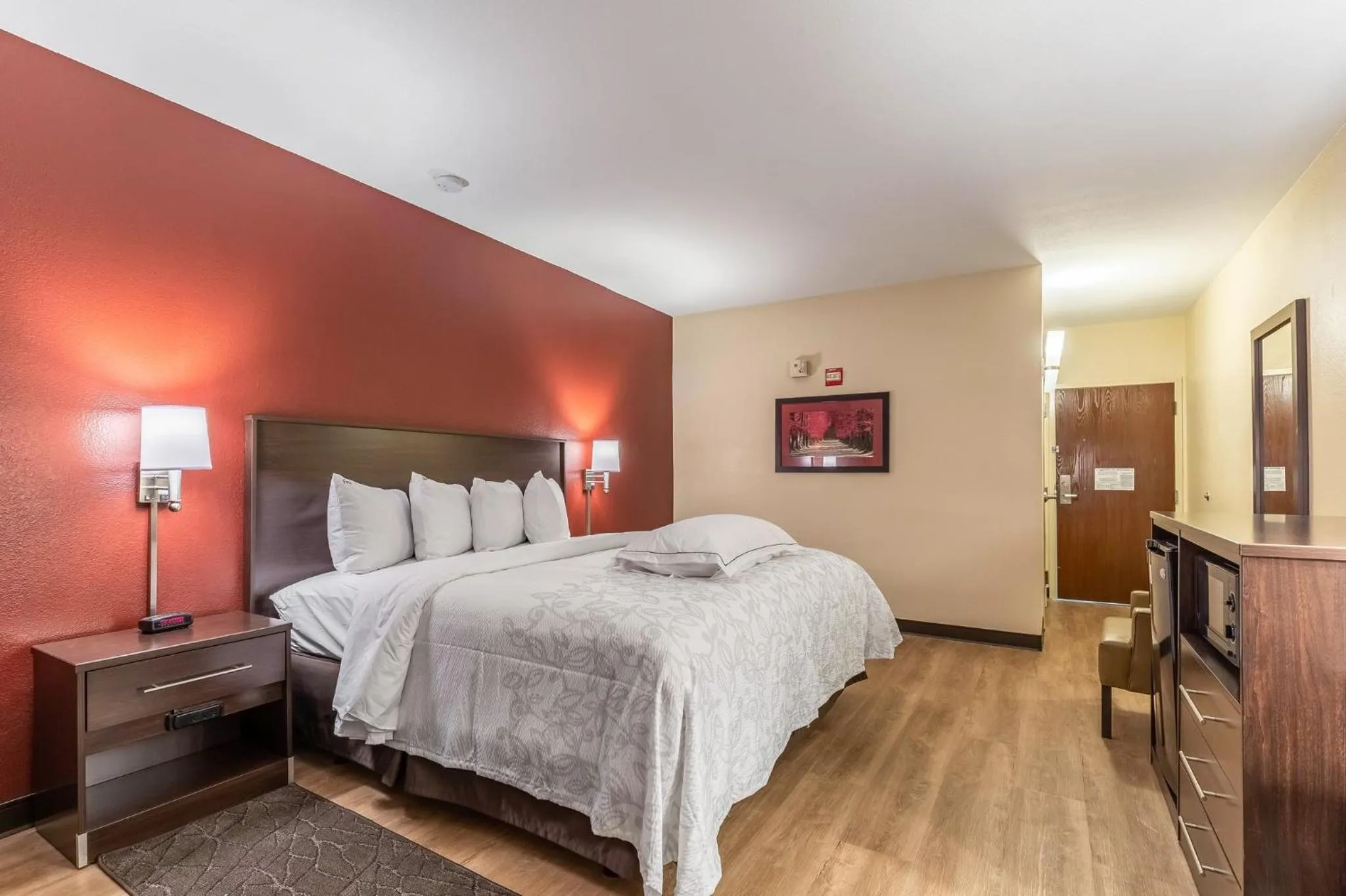 Photo of the whole room, Bed in Red Roof Inn PLUS & Suites Houston - IAH Airport SW