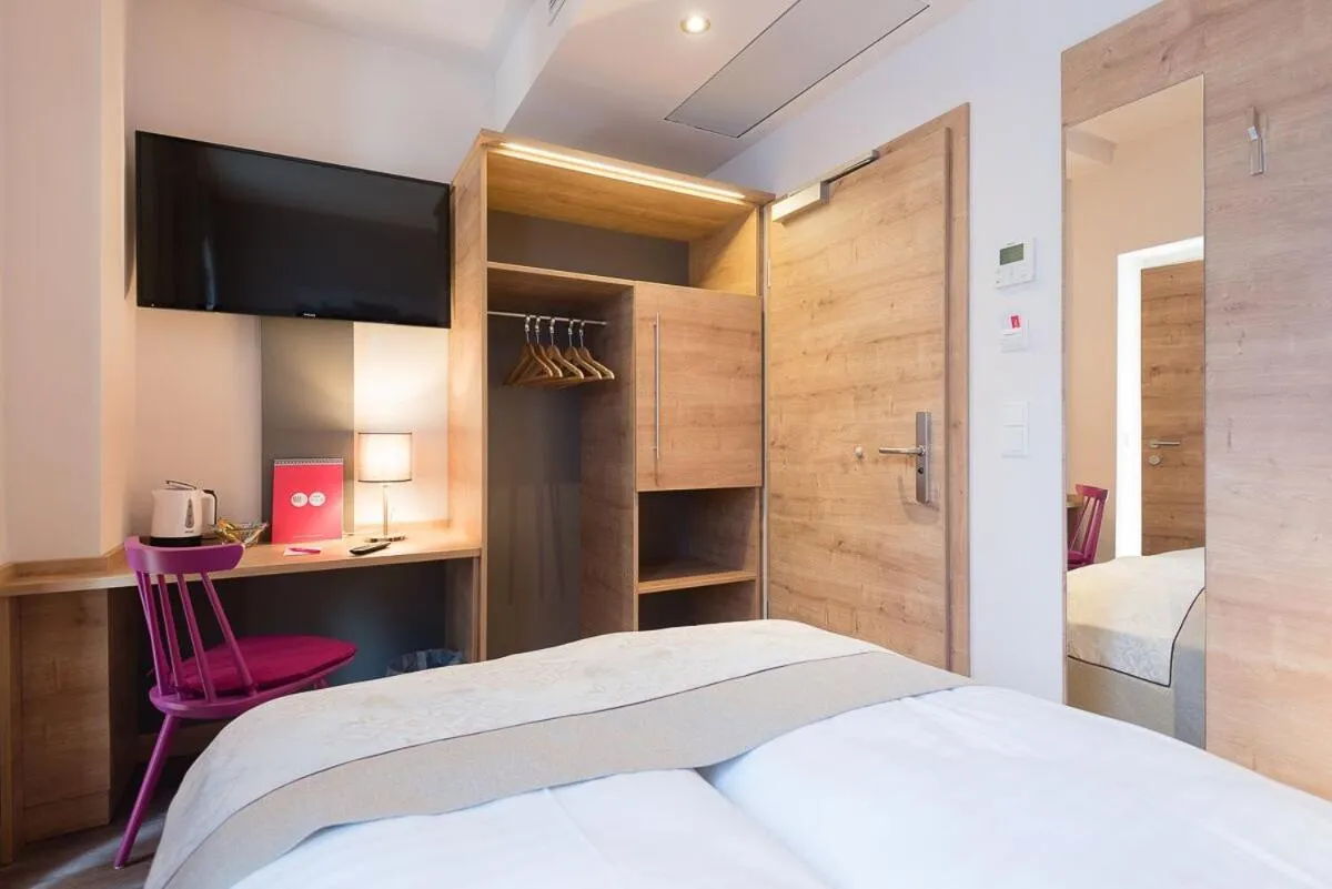 TV and multimedia, Bed in HOTEL junior by MAX 70