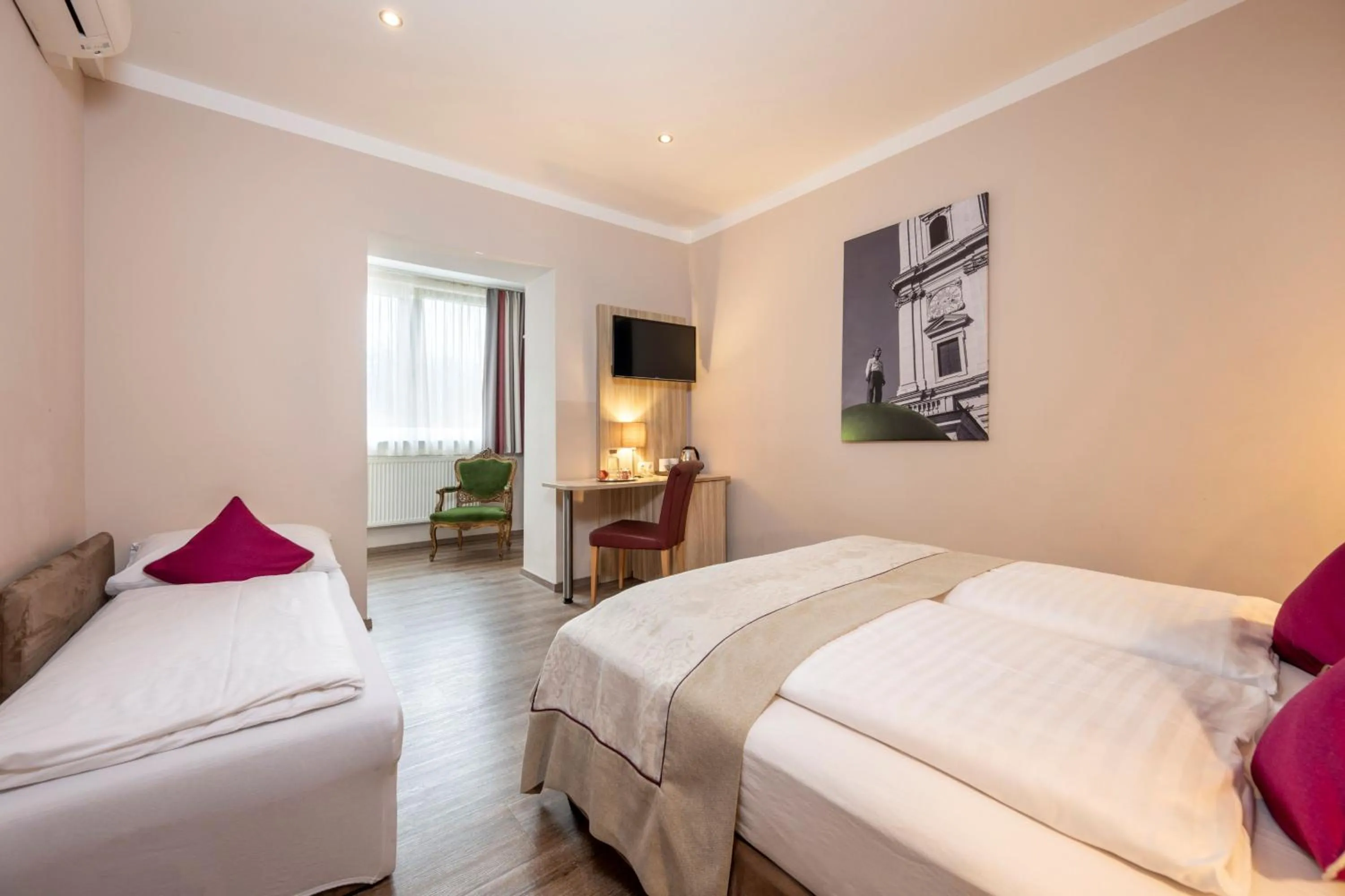 Photo of the whole room, Bed in HOTEL junior by MAX 70