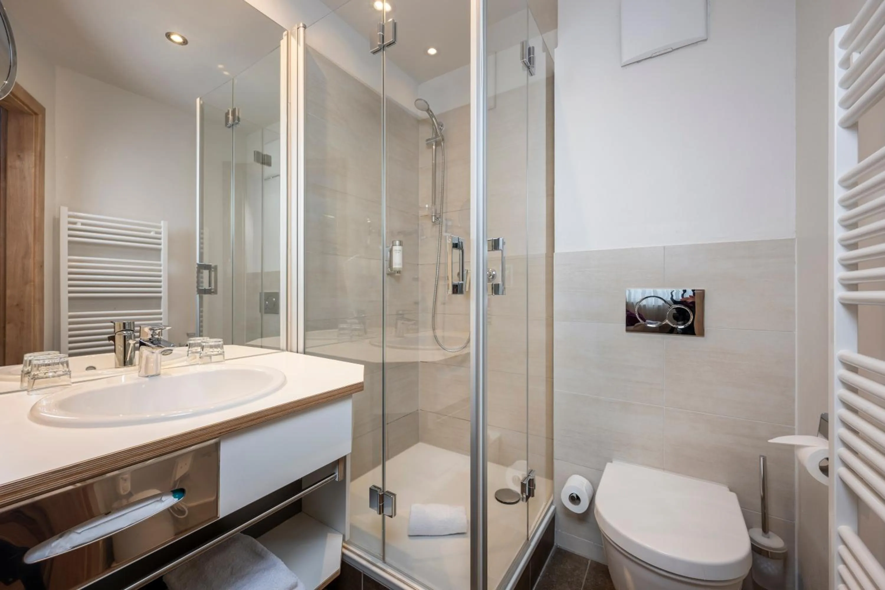 Bathroom in HOTEL junior by MAX 70