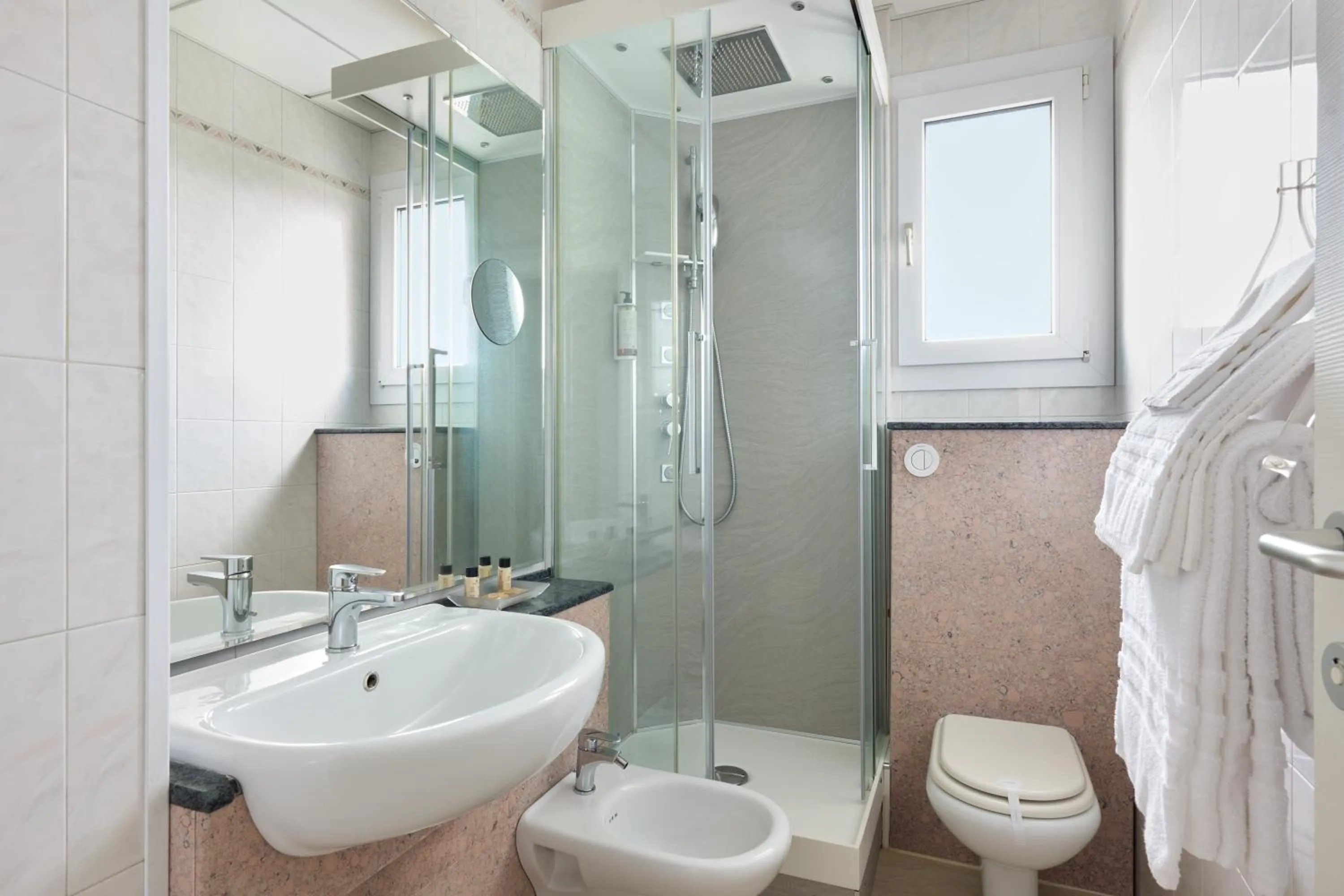 Shower in Hotel Croce Di Malta