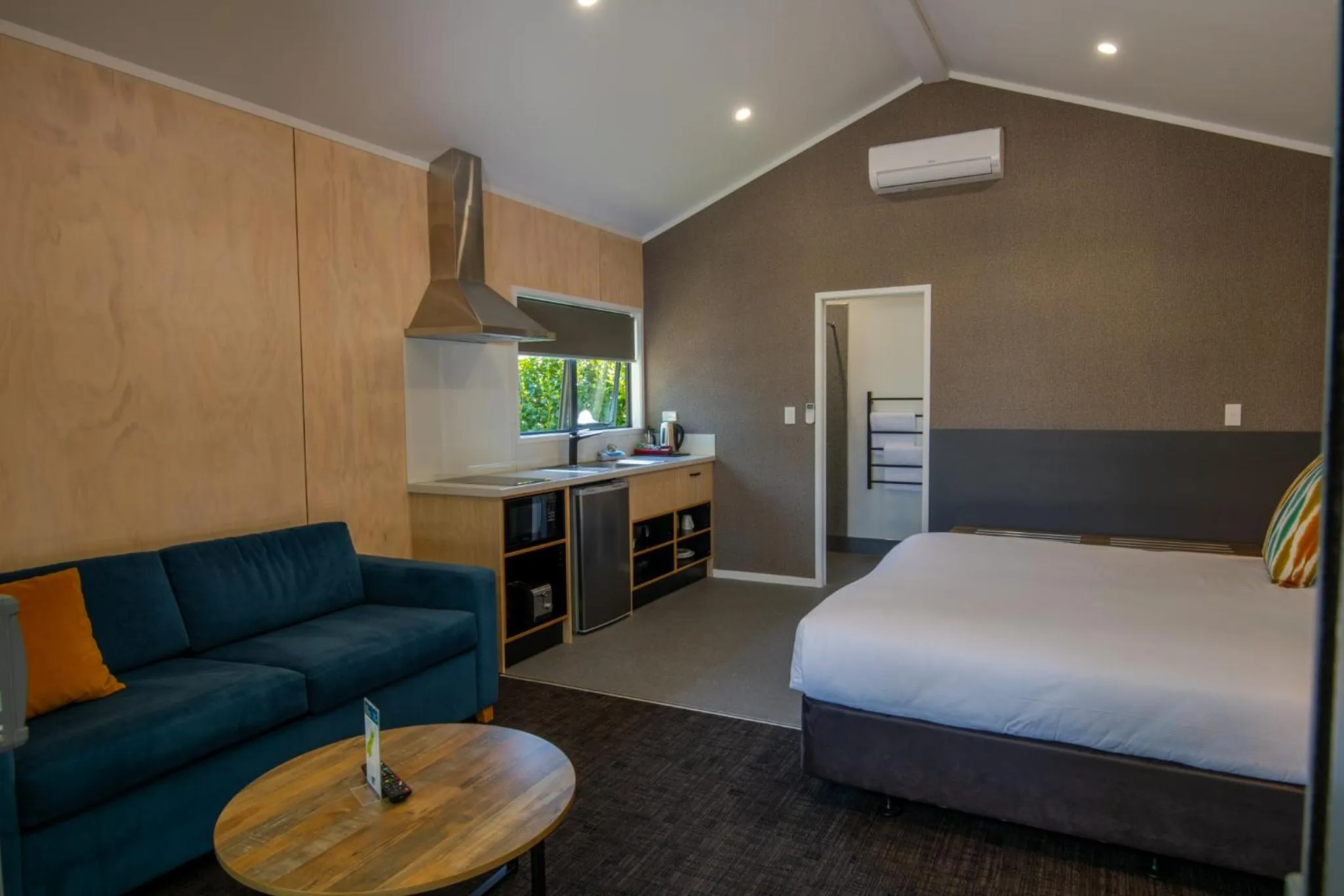 TV and multimedia, Bed in Cambridge Top 10 Holiday Park