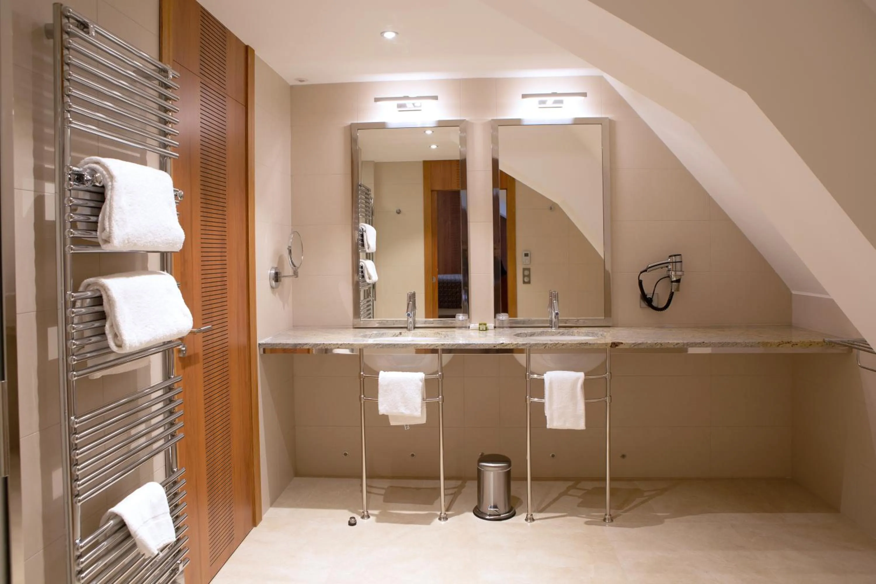 Shower in Hotel Le Clos De La Vouge