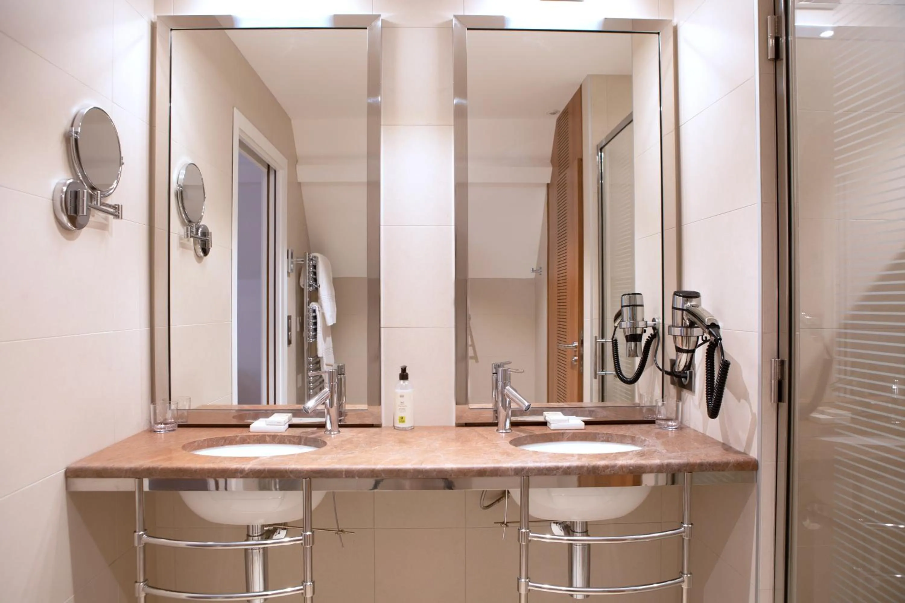 Shower in Hotel Le Clos De La Vouge