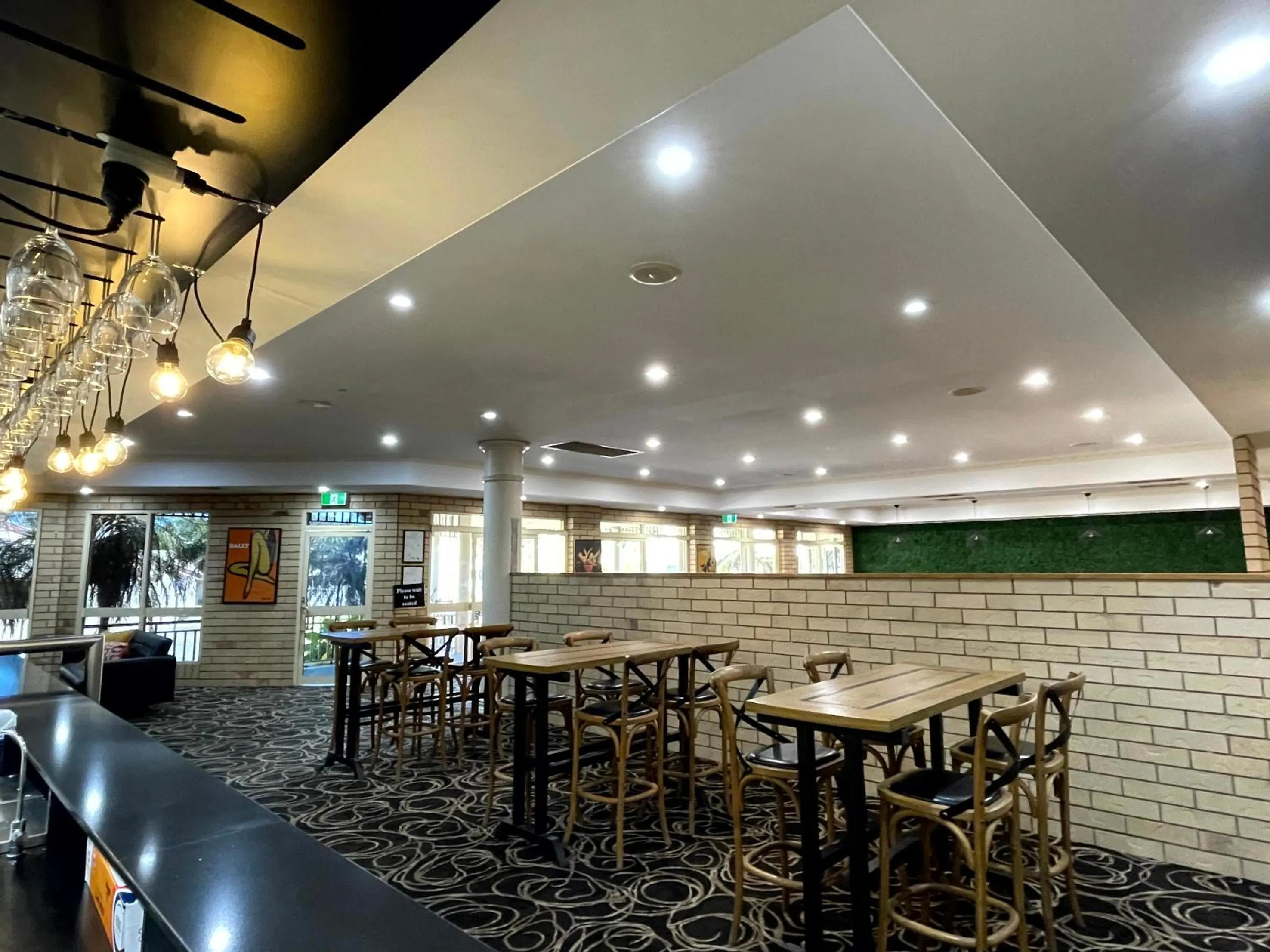 Restaurant/places to eat in Western Heritage Motor Inn