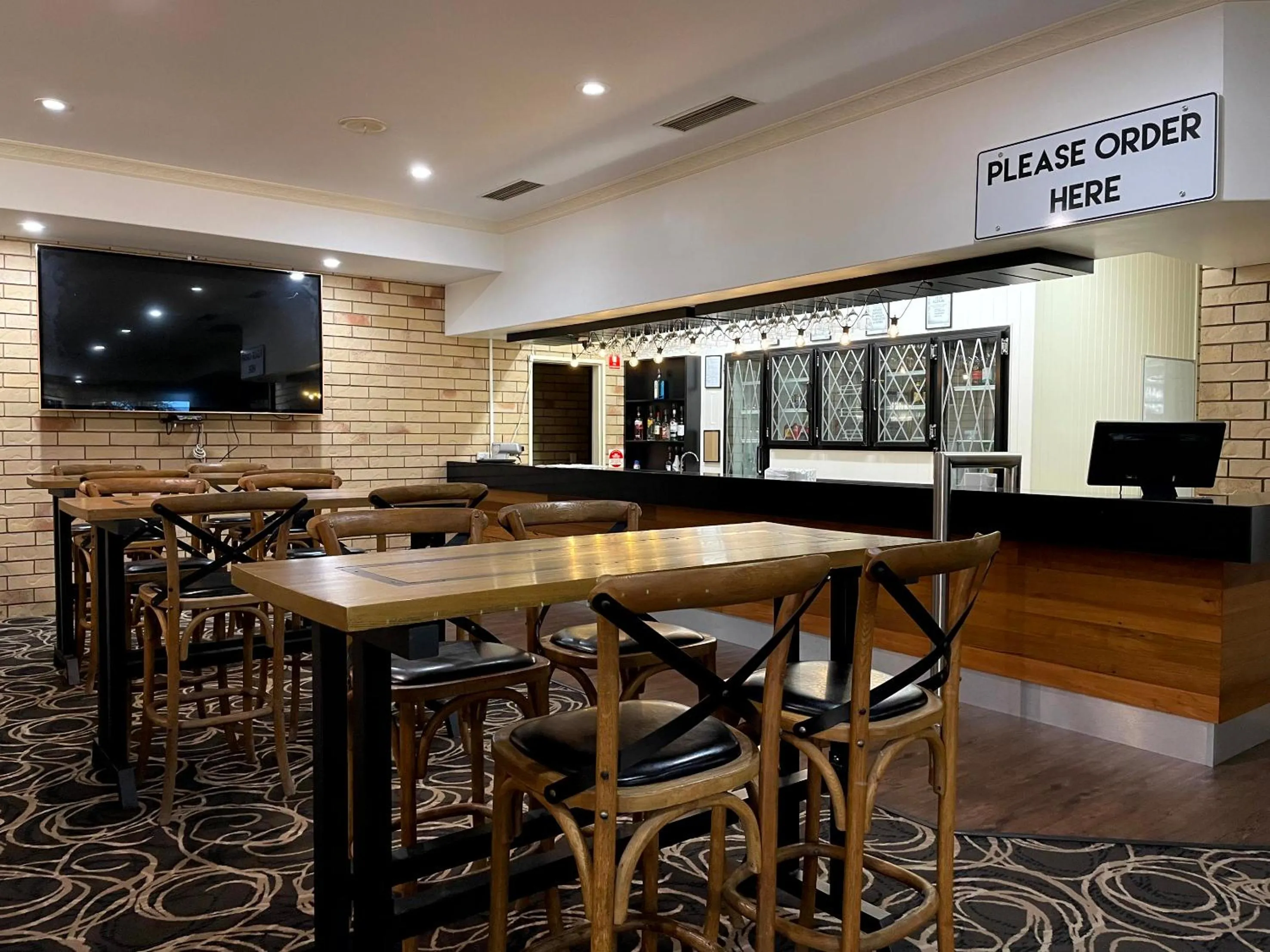 Restaurant/places to eat in Western Heritage Motor Inn