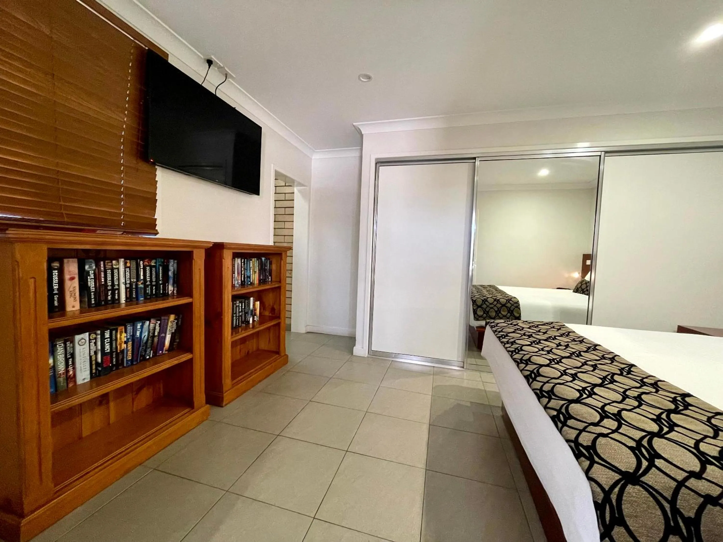 Bedroom, Bed in Western Heritage Motor Inn