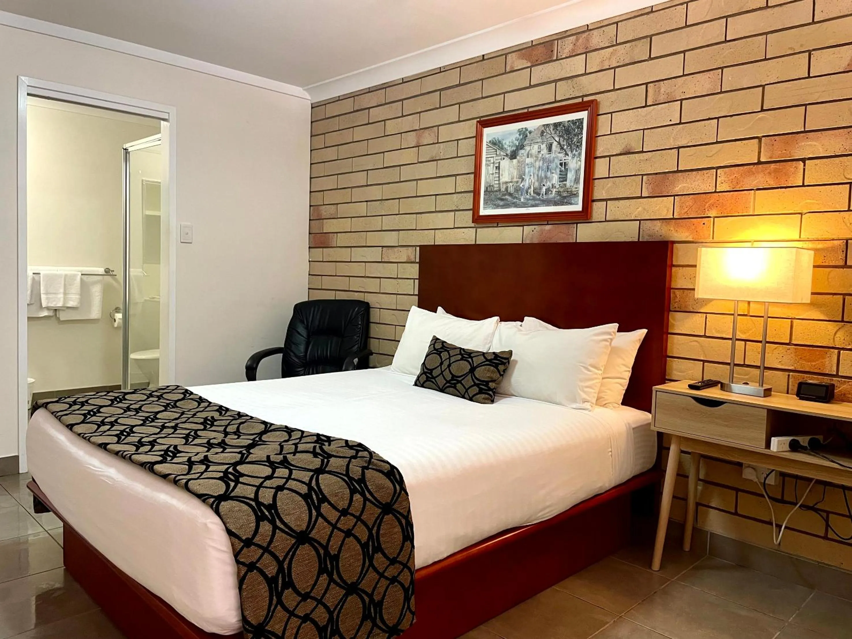 Bed in Western Heritage Motor Inn