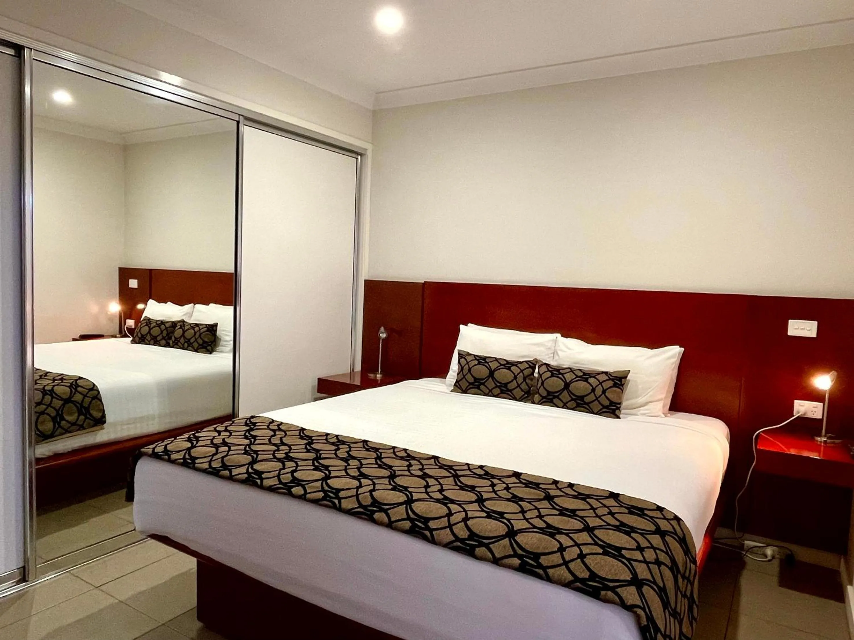 Bedroom, Bed in Western Heritage Motor Inn