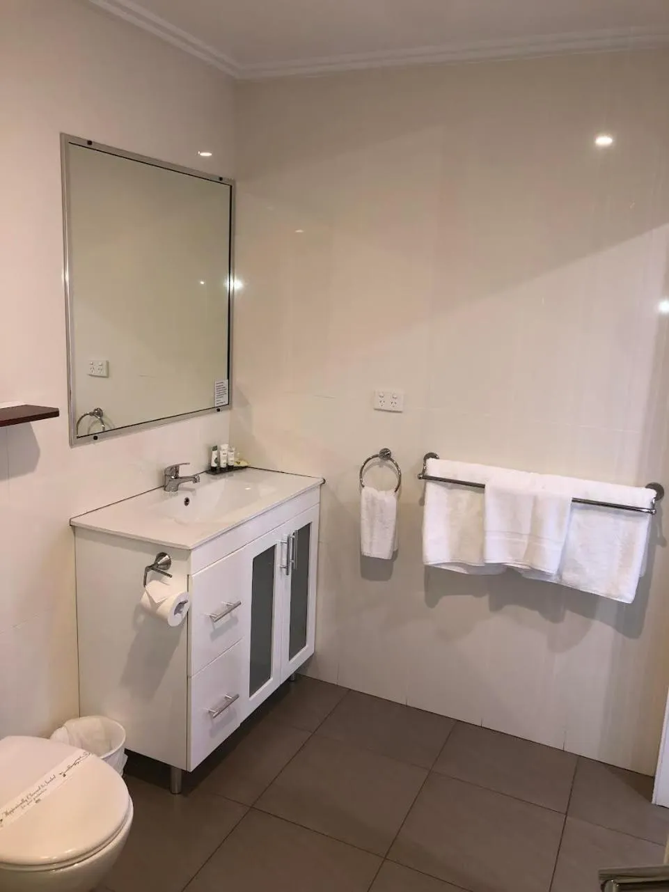 Toilet in Western Heritage Motor Inn