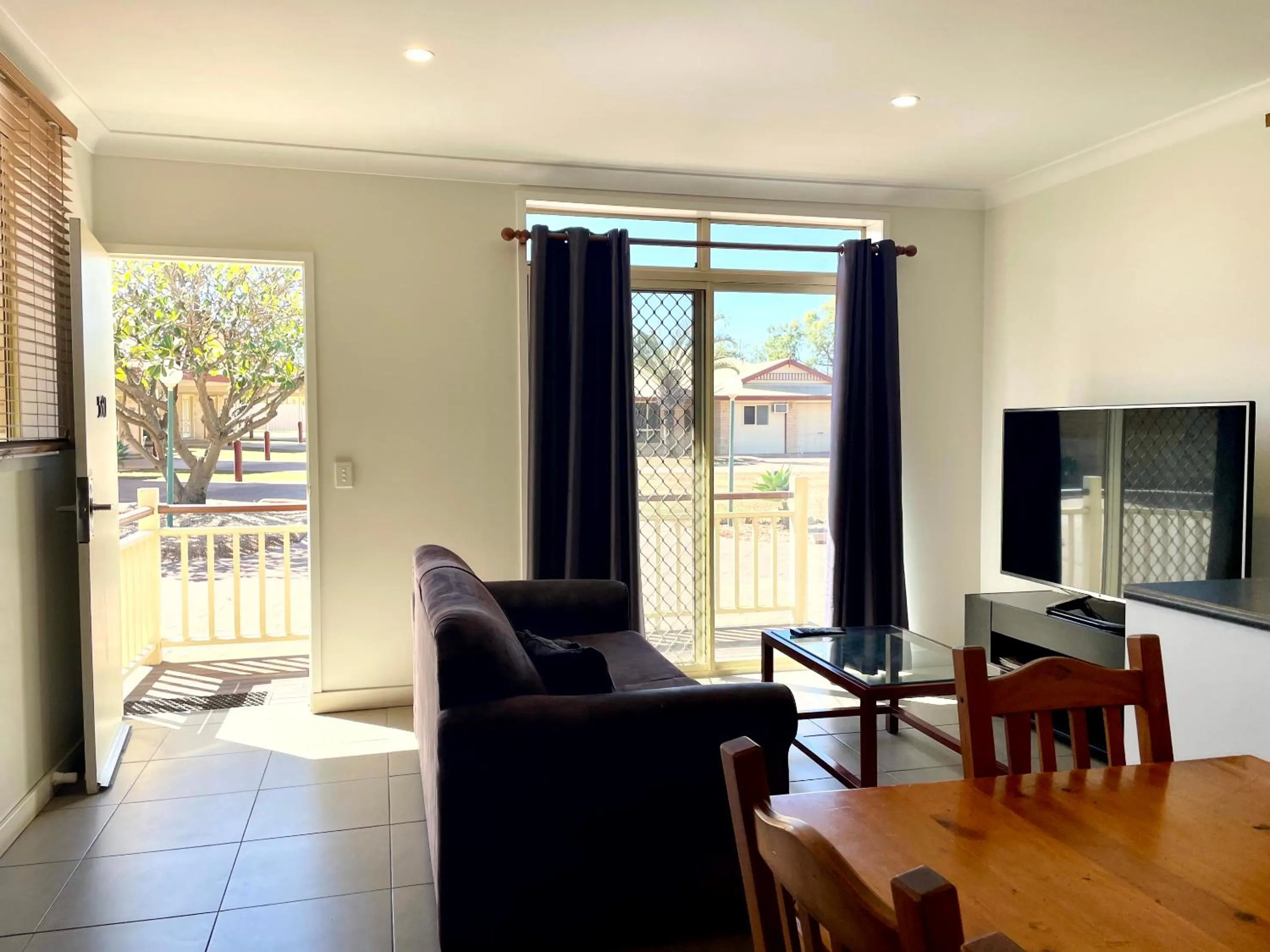 Living room in Western Heritage Motor Inn