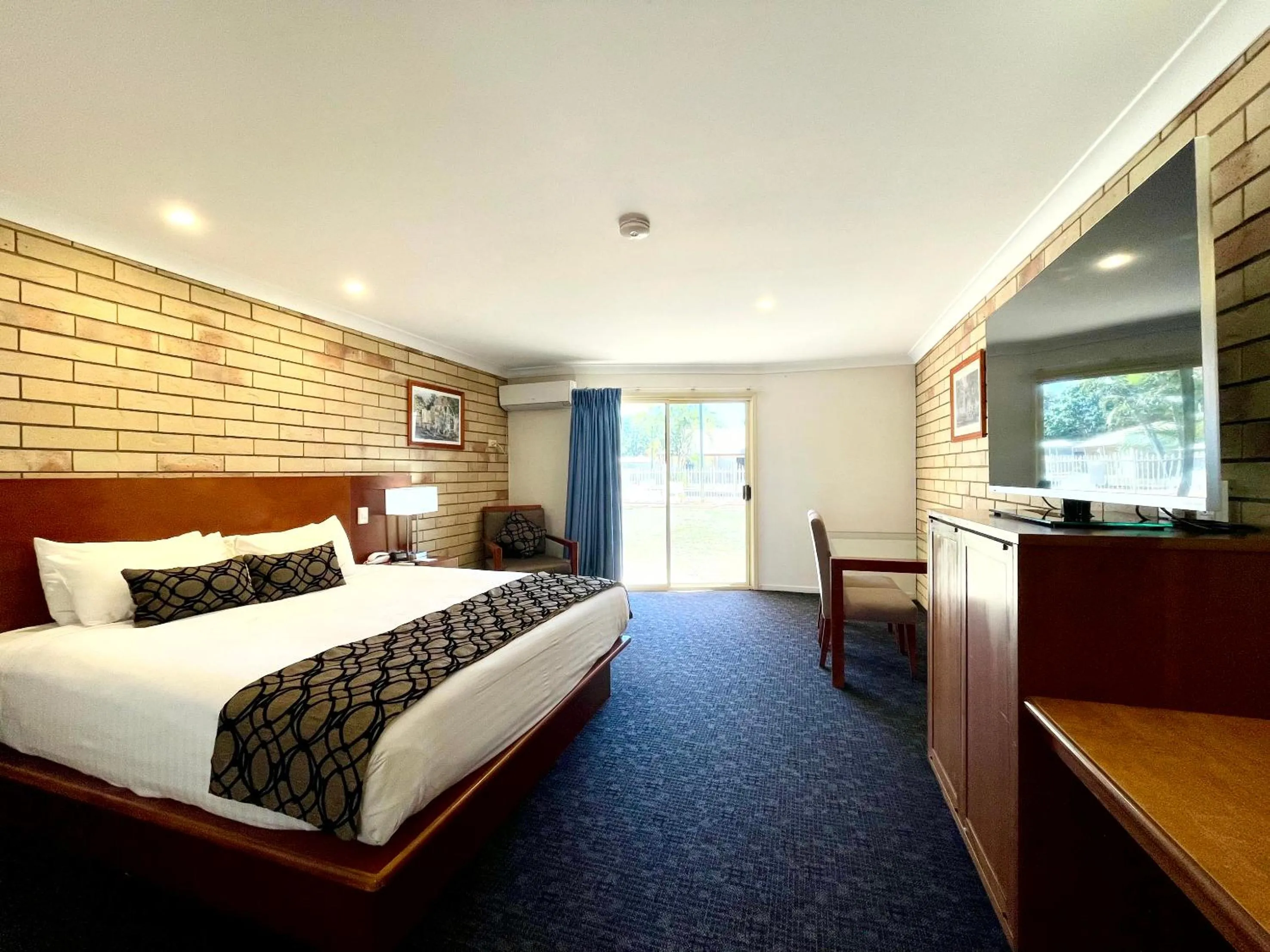 Photo of the whole room, Bed in Western Heritage Motor Inn